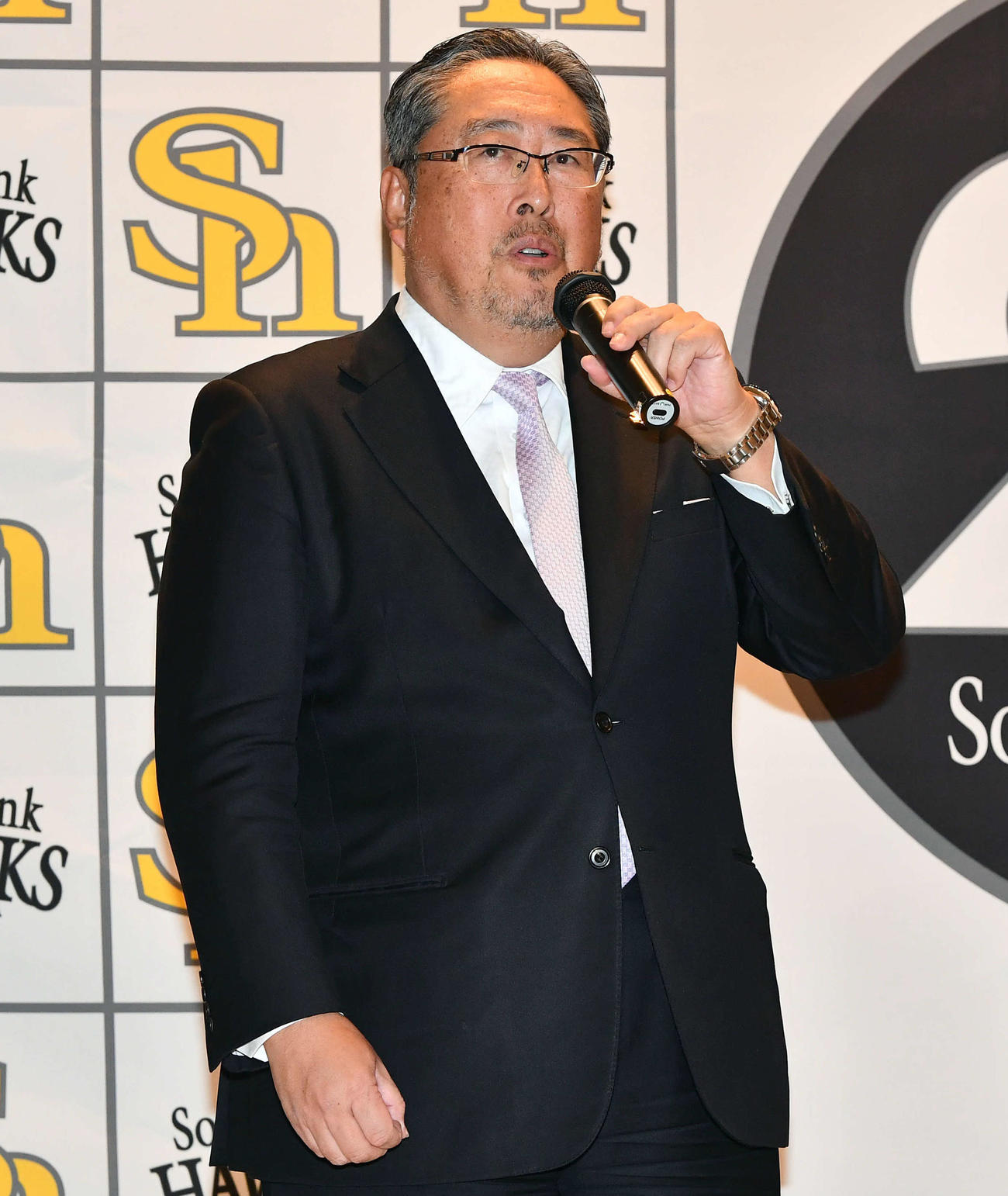 鏡開きを終えてあいさつするソフトバンク後藤球団社長（撮影・岩下翔太）