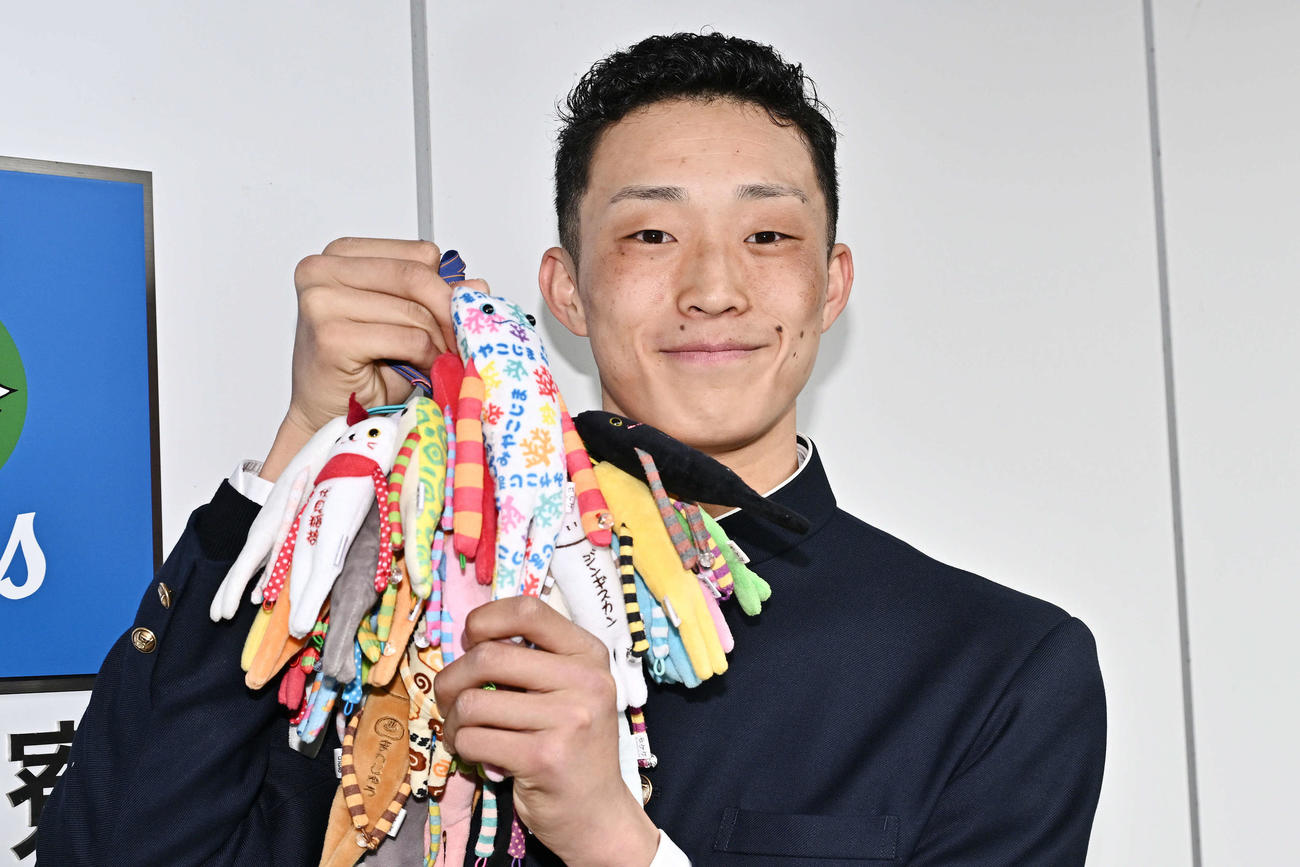集めたモケケを持ち込んで入寮した西武育成1位の大宮東・冨士（撮影・滝沢徹郎）