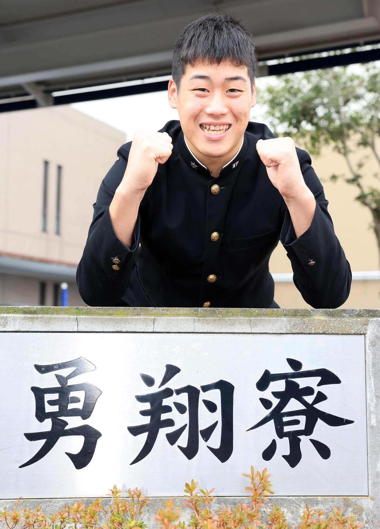 日本ハム勇翔寮のボードで笑顔でガッツポーズする渋谷（撮影・浅見桂子）