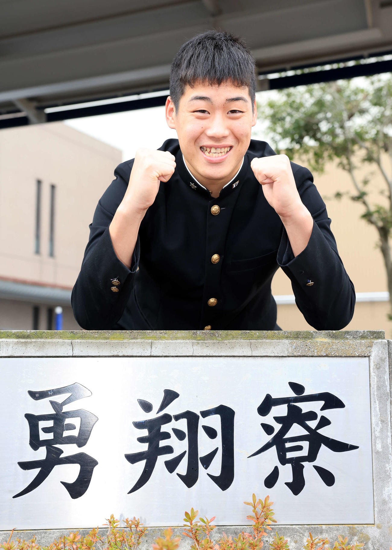 日本ハム勇翔寮のボードで笑顔でガッツポーズする渋谷（撮影・浅見桂子）
