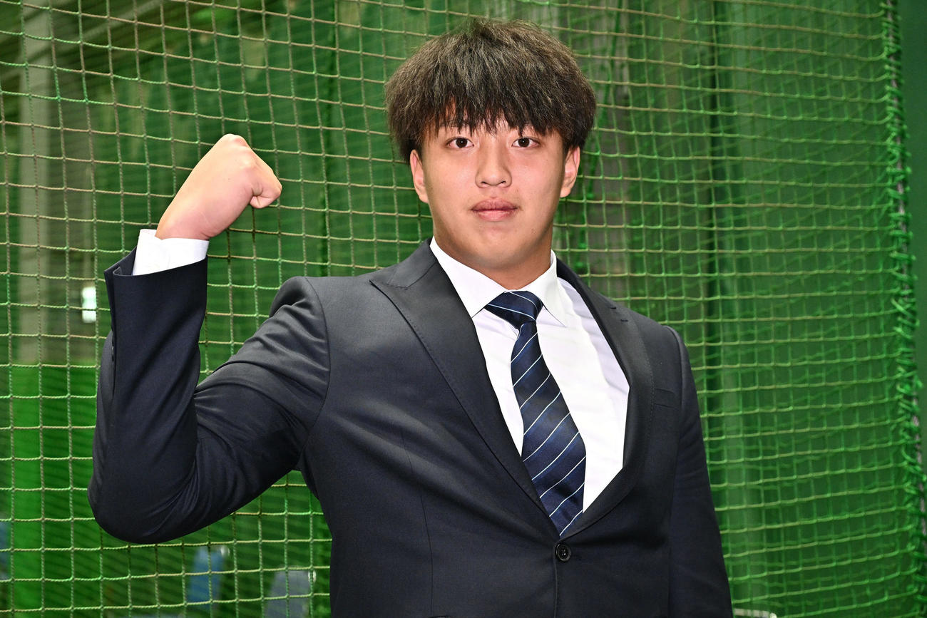 入寮しガッツポーズする西武ドラフト4位の日本経大・林（撮影・滝沢徹郎）