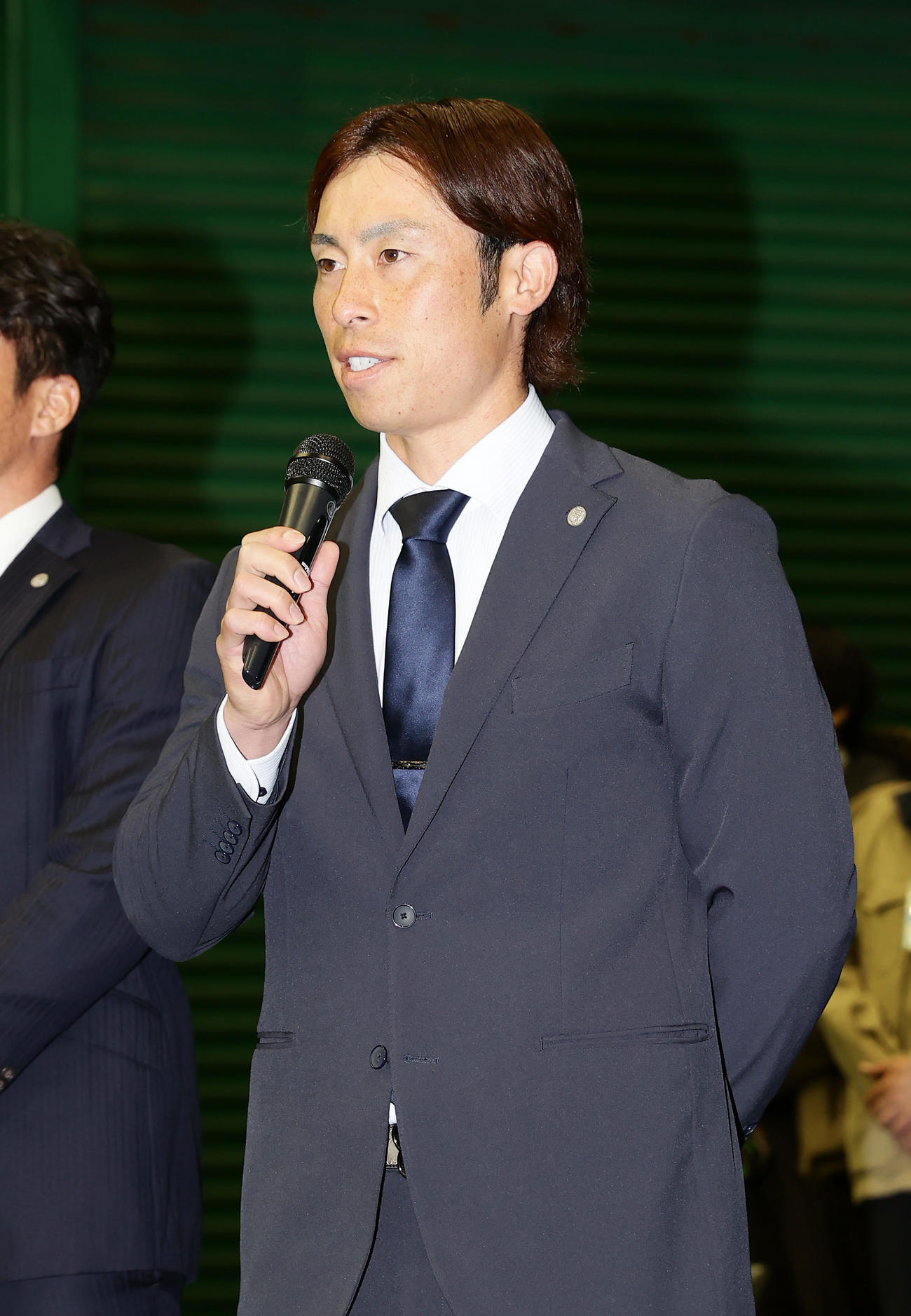 年賀会であいさつする阪神アカデミーコーチに就任した江越大賀氏（撮影・前田充）