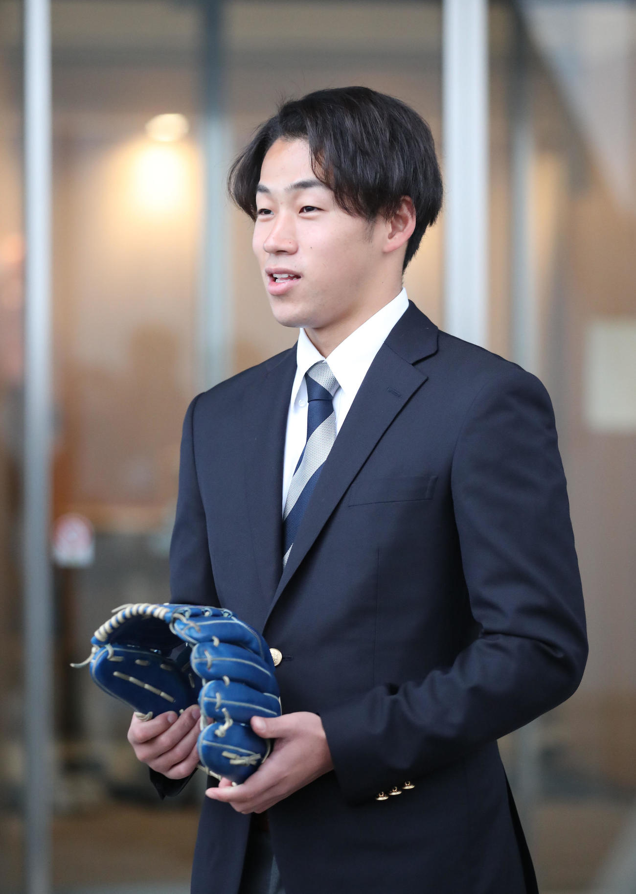 大切にしているグラブを手に入寮したドラフト6位指名の岩崎（撮影・梅根麻紀）