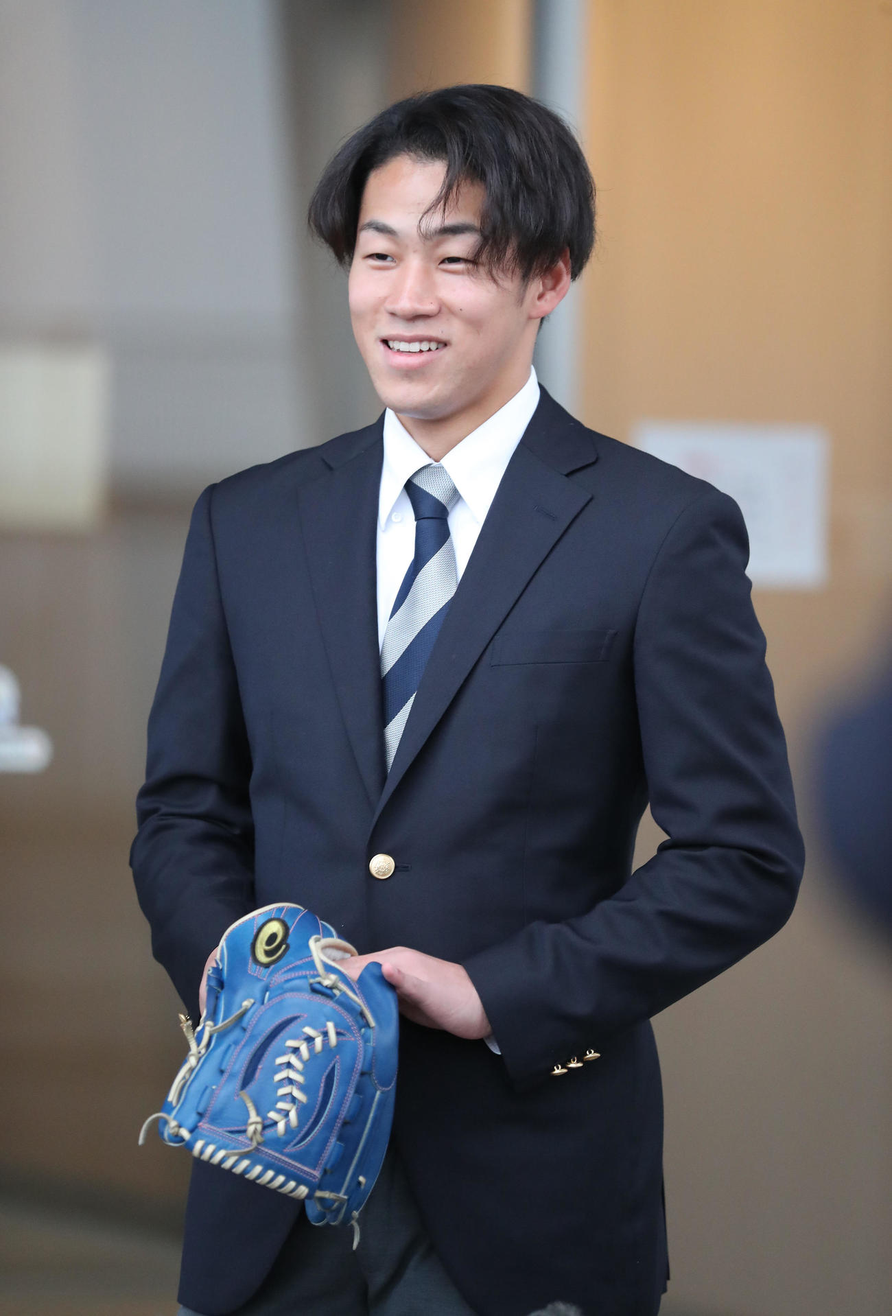 大切にしているグラブを手に入寮したドラフト6位指名の岩崎（撮影・梅根麻紀）