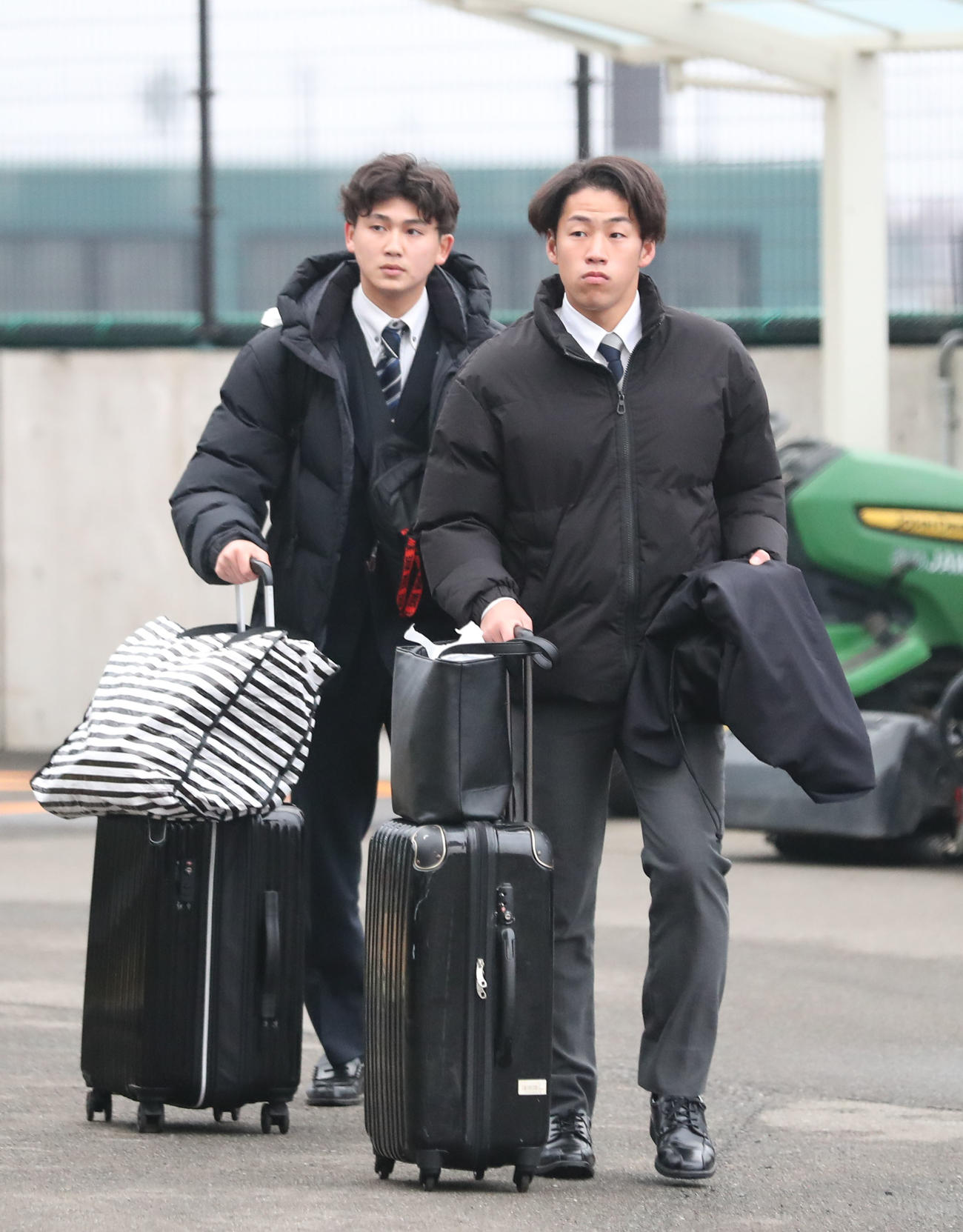 入寮したドラフト6位指名の岩崎と育成ドラフト12巡目の熊谷（後方）（撮影・梅根麻紀）