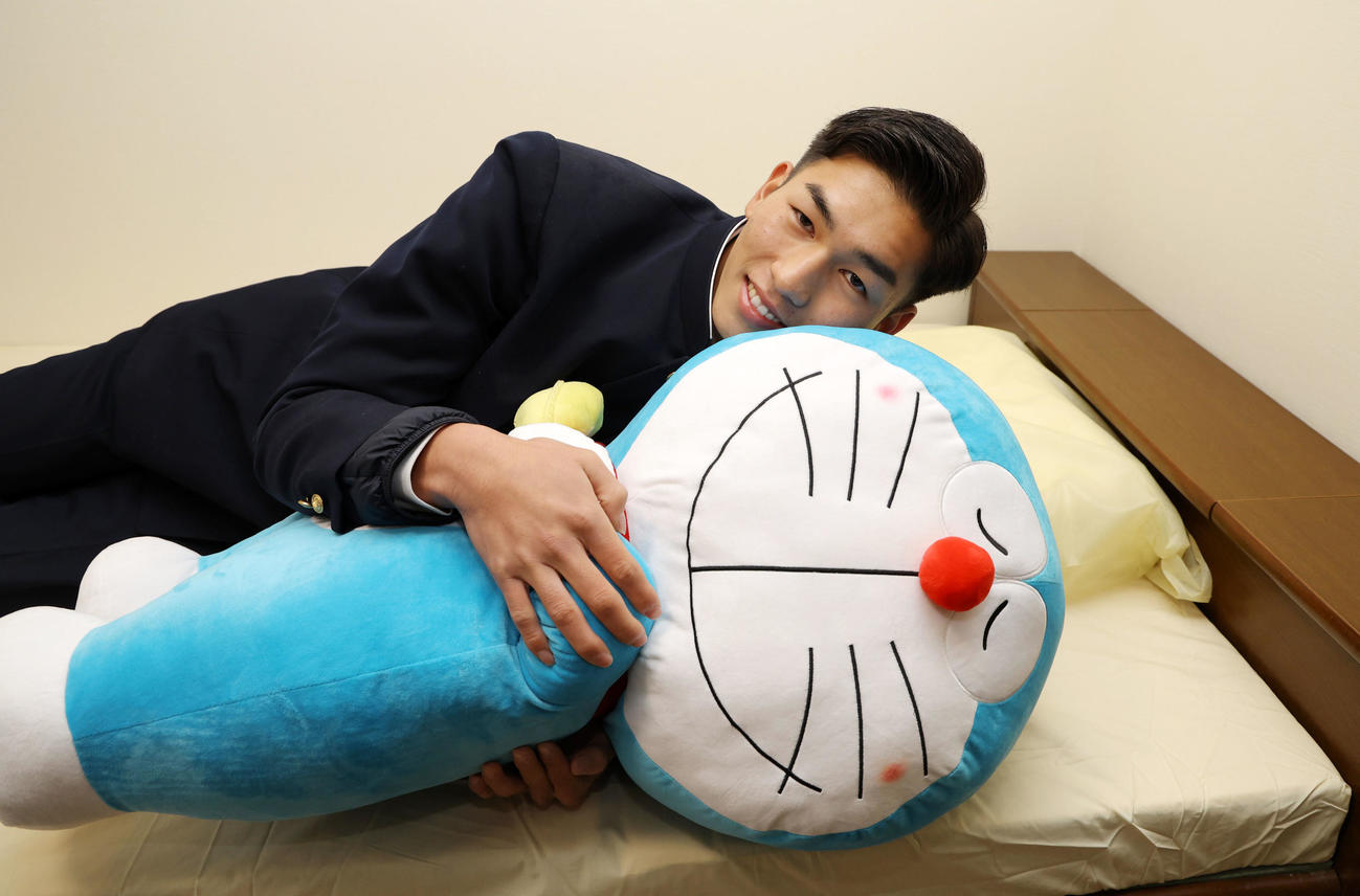ドラえもんのぬいぐるみを持参して虎風荘に入寮した今朝丸
