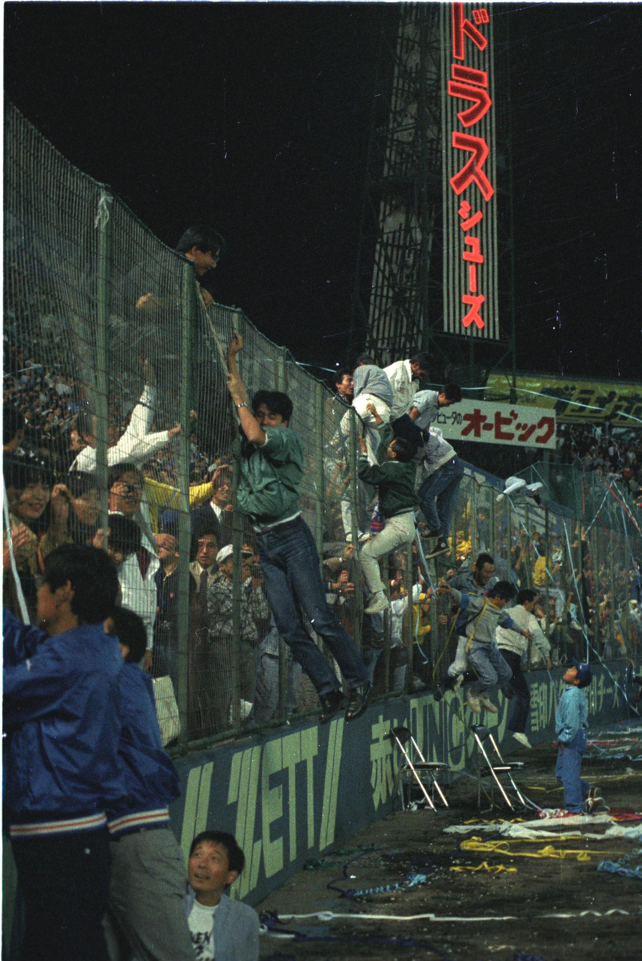 88年10月7日、ナゴヤ球場での中日リーグ優勝でグラウンドになだれ込むファン