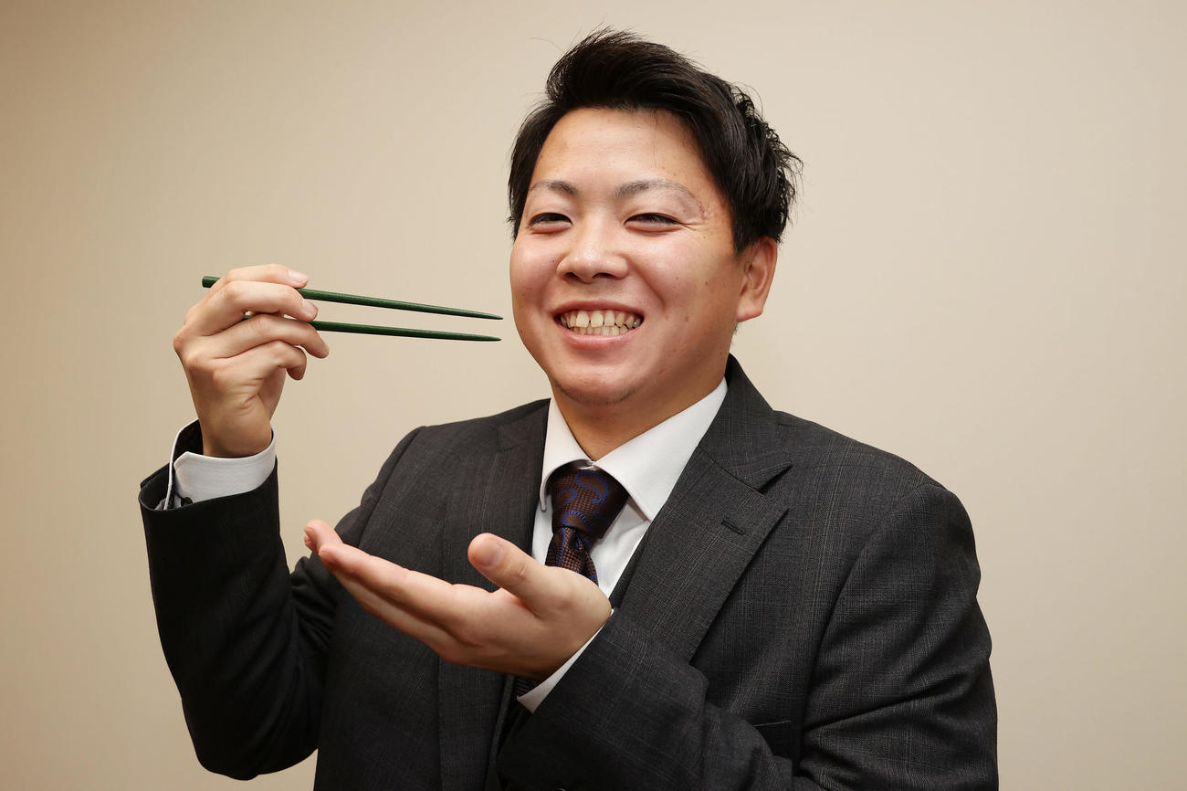 虎風荘に入寮し、父・哲史さんが手がけた輪島塗の箸を持ち込んだ阪神育成4位の川崎（撮影・前田充）