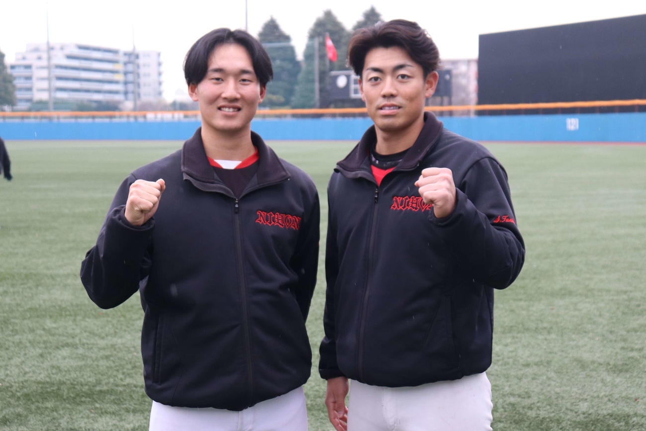 日大野球部創部100周年の今年、優勝へとガッツポーズを見せる南條と谷端（撮影・保坂淑子）