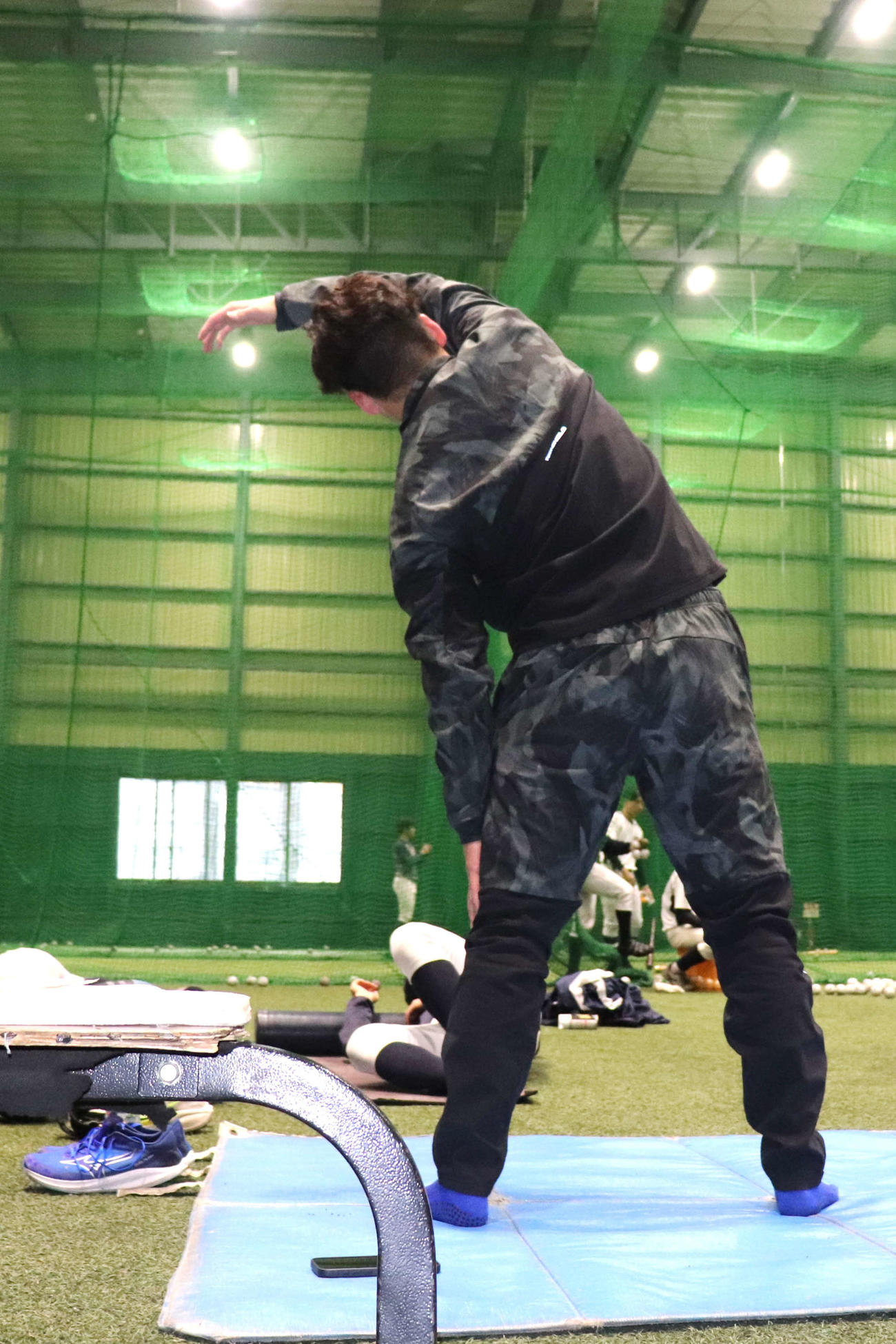 関大で自主トレを公開し、約1時間かけてアップを行った中日ドラ1の金丸。青色の靴下と靴（左）を用意して臨んだ（撮影・中島麗）