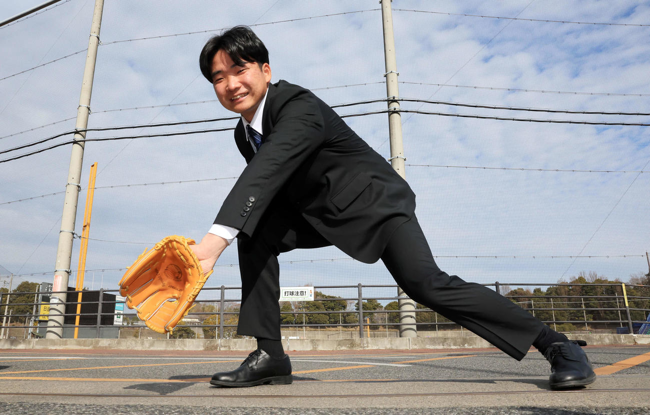 日本ハム勇翔寮に、早大・小宮山監督から贈られた練習用グラブを手に好守のポーズをとる山県（撮影・浅見桂子）