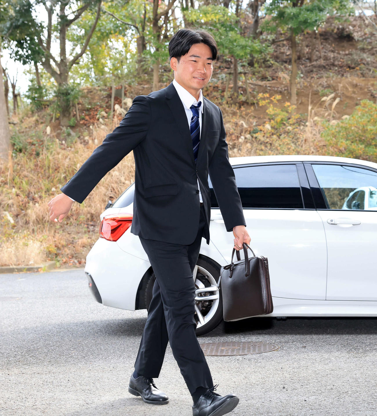 日本ハム勇翔寮に笑顔で入る山県（撮影・浅見桂子）