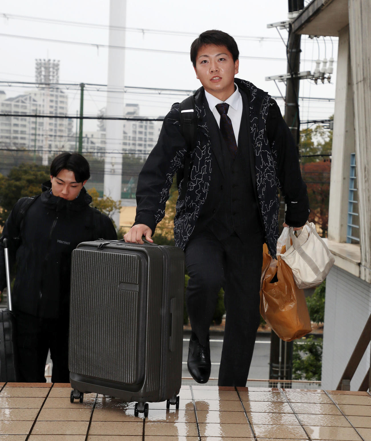 虎風荘へ入寮する工藤（左）と川崎（撮影・加藤哉）