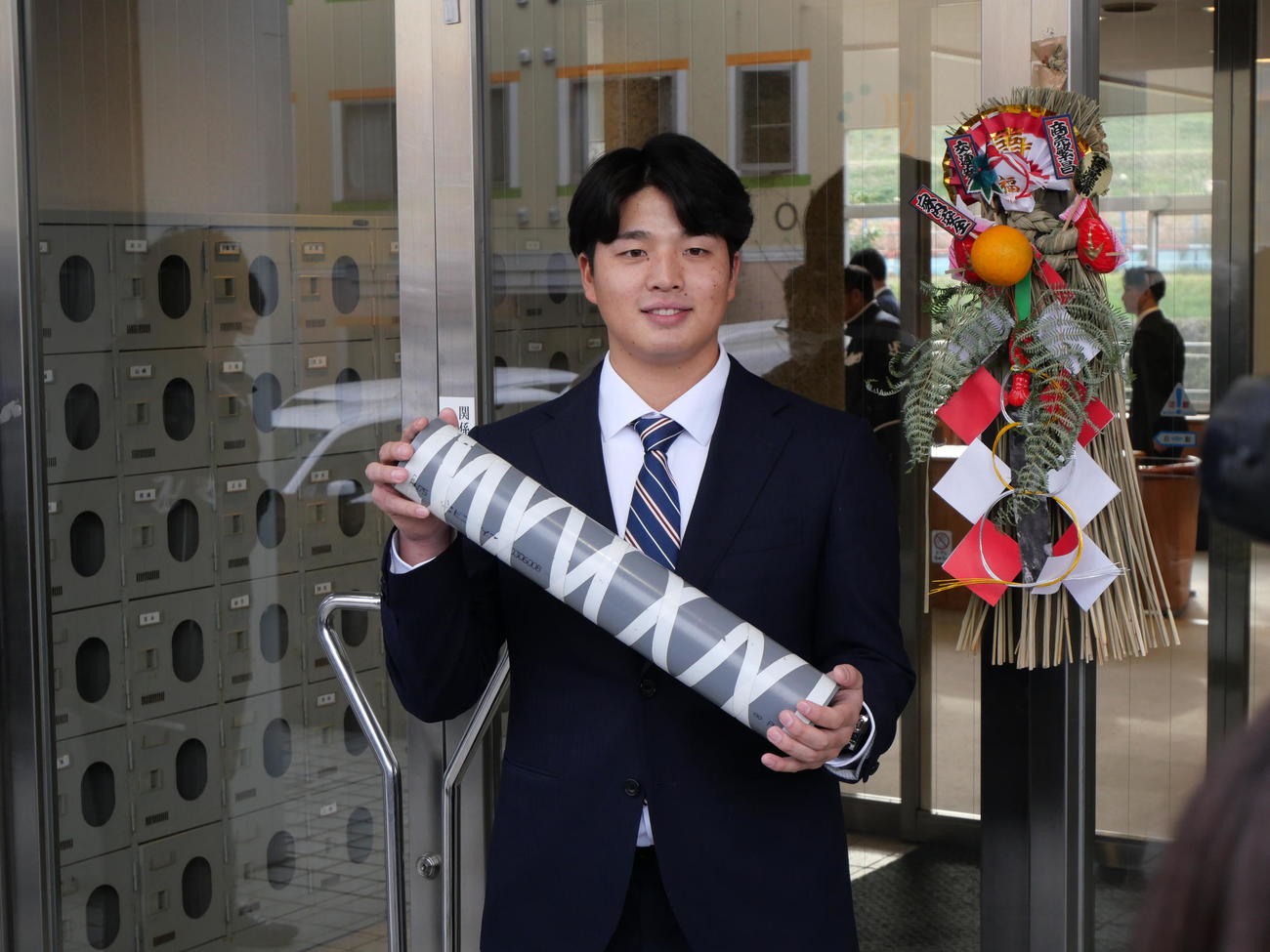 大学時代から愛用するストレッチ器具を持参し、入寮したヤクルトドラフト1位の中村優（撮影・上田悠太）