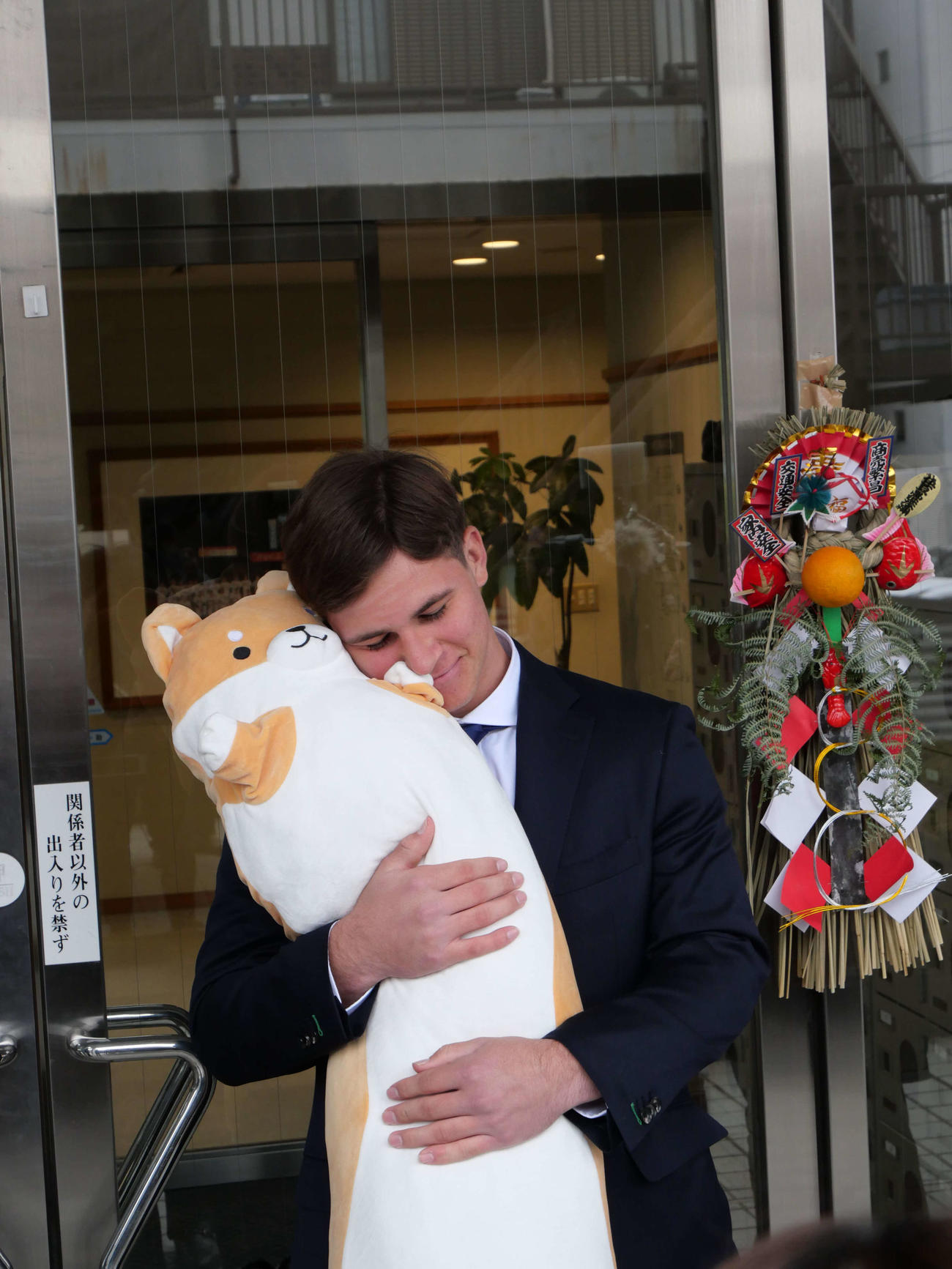 柴犬の抱き枕を持参して入寮したドラフト2位のヤクルト・モイセエフ（撮影・上田悠太）