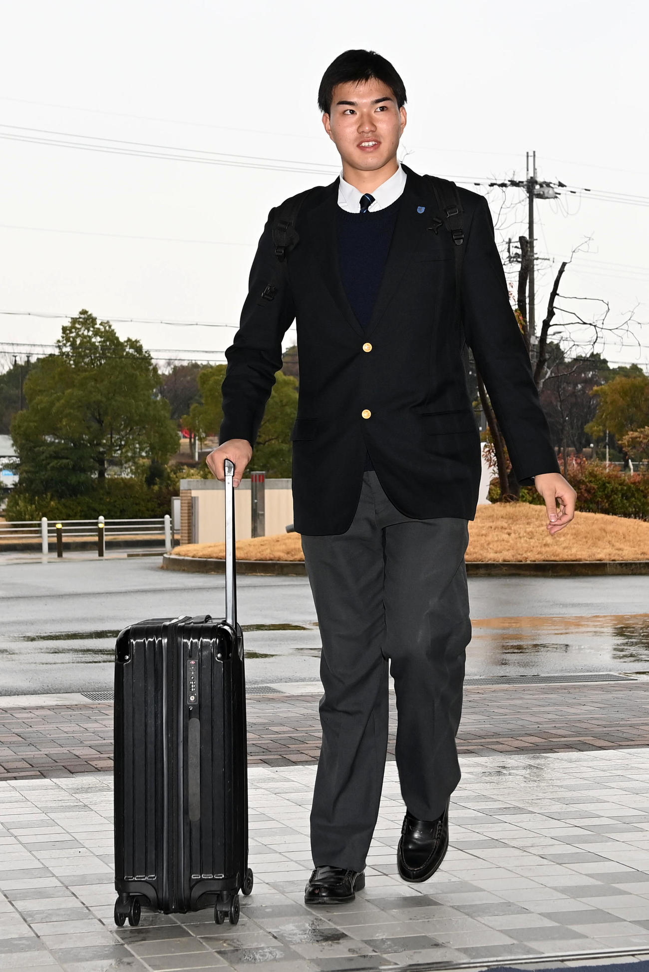 入寮するオリックスドラフト3巡目の山口（撮影・前岡正明）