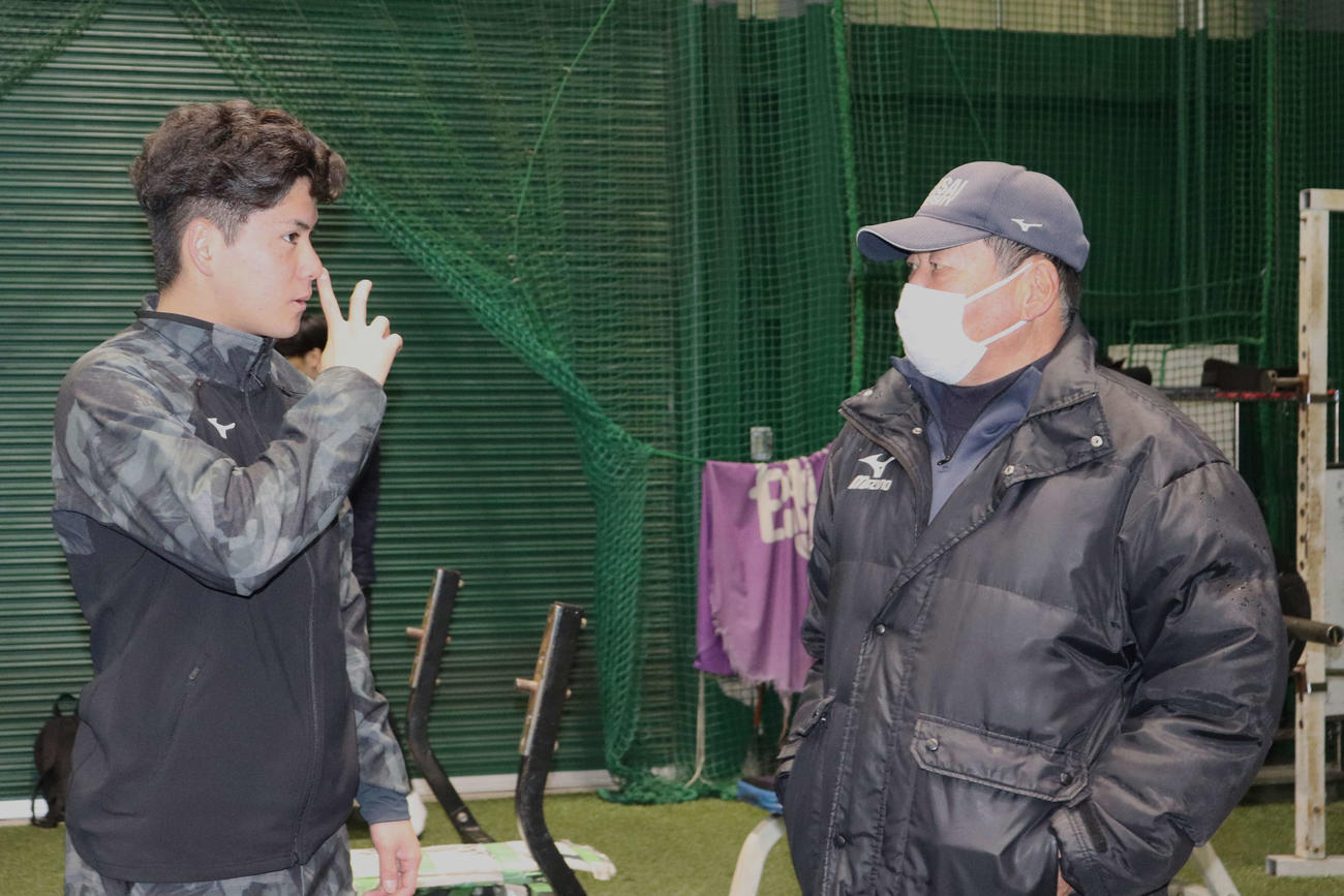 関大での最後の練習となる自主トレを公開し、同大学アドバイザリースタッフの山口高志氏と、中日ドラ1の金丸（撮影・中島麗）