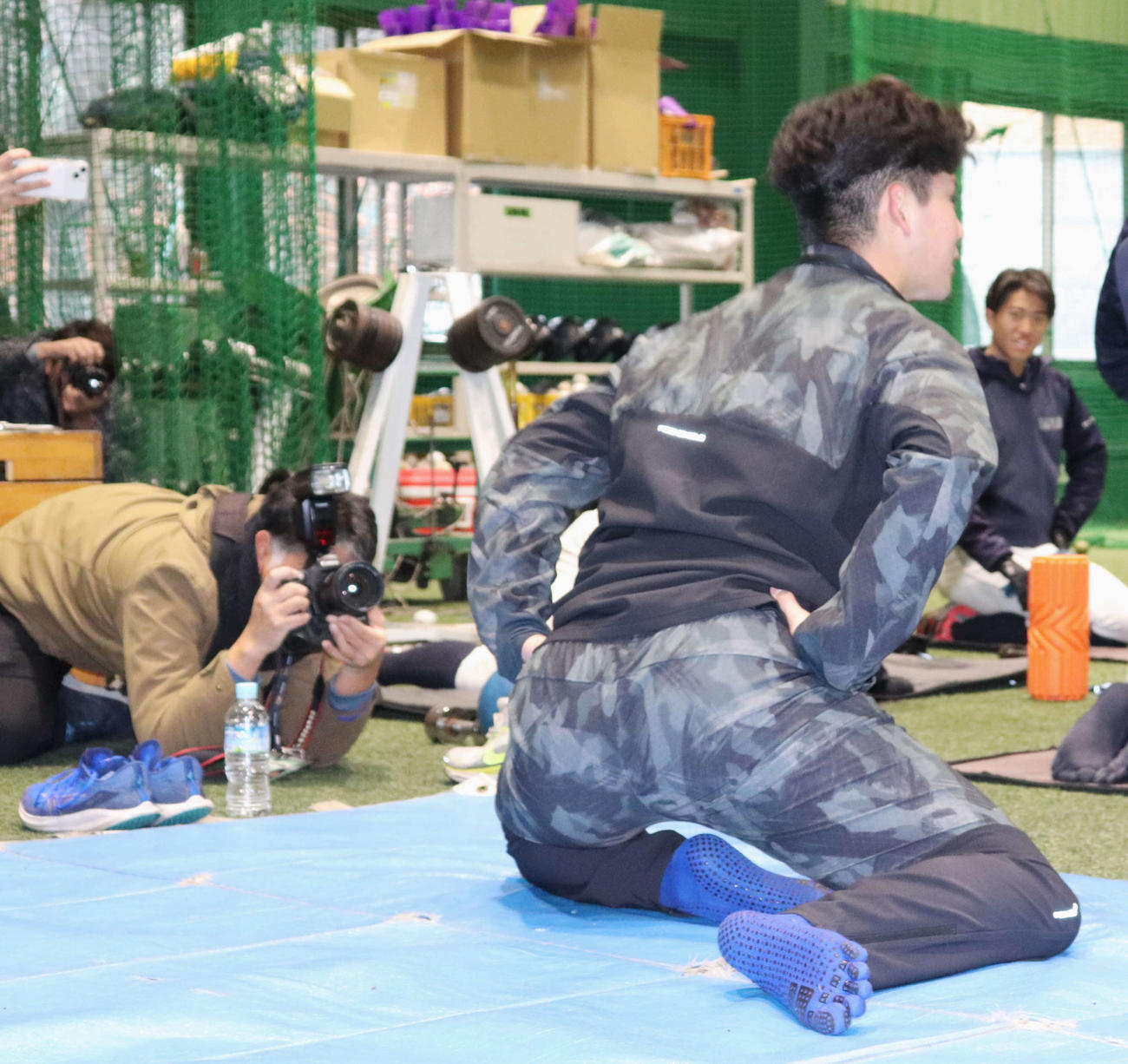 関大で自主トレを公開し、約1時間かけてアップを行った中日ドラ1の金丸。青色の靴下と靴（左）を用意して臨んだ（撮影・中島麗）