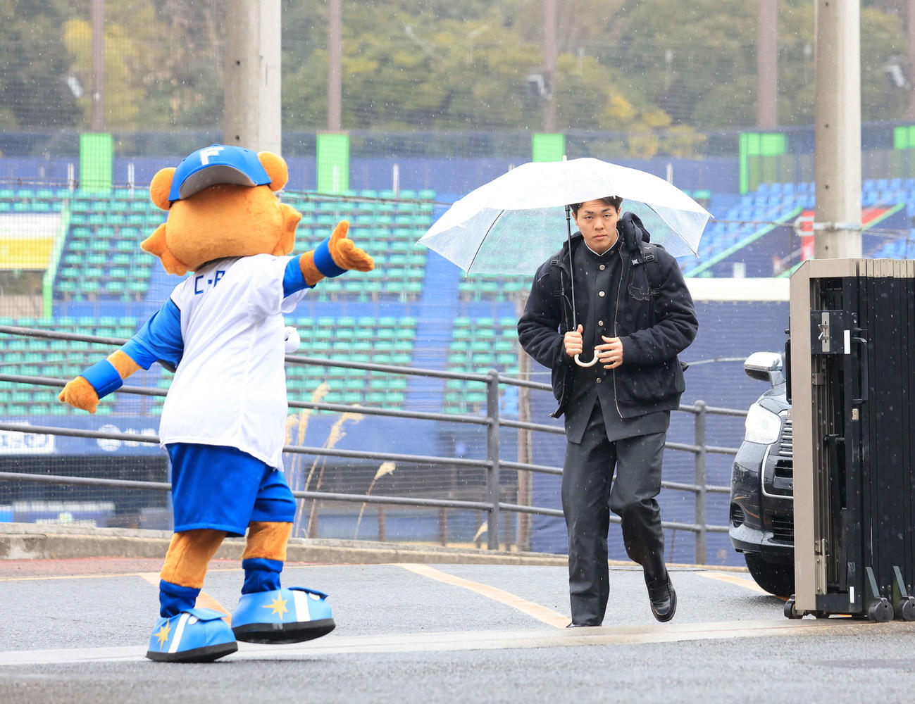 日本ハムマスコットのC・Bに迎えられ勇翔寮に入寮する柴田獅子（撮影・浅見桂子）