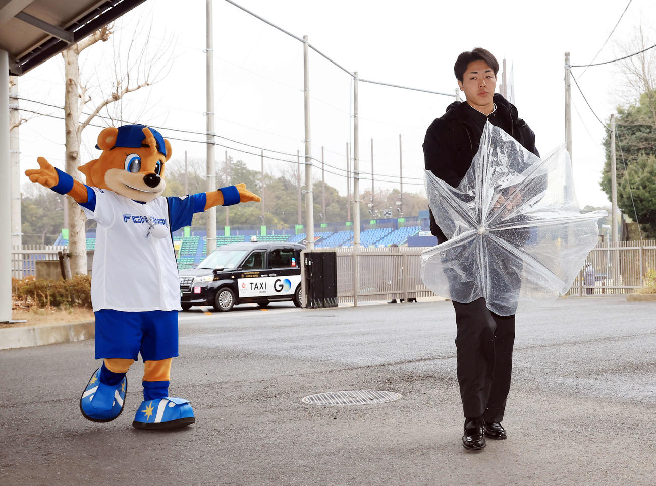 日本ハムマスコットのC・Bに迎えられ勇翔寮に入寮する柴田獅子（撮影・浅見桂子）
