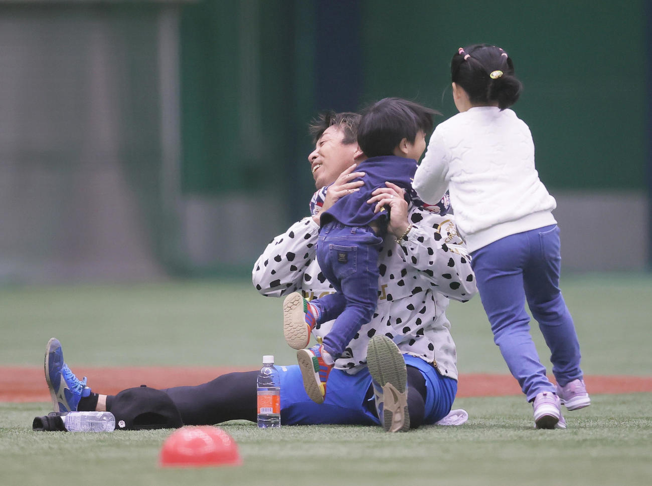 駆け寄る子どもたちに笑顔を見せるロッテ益田（2023年1月撮影）