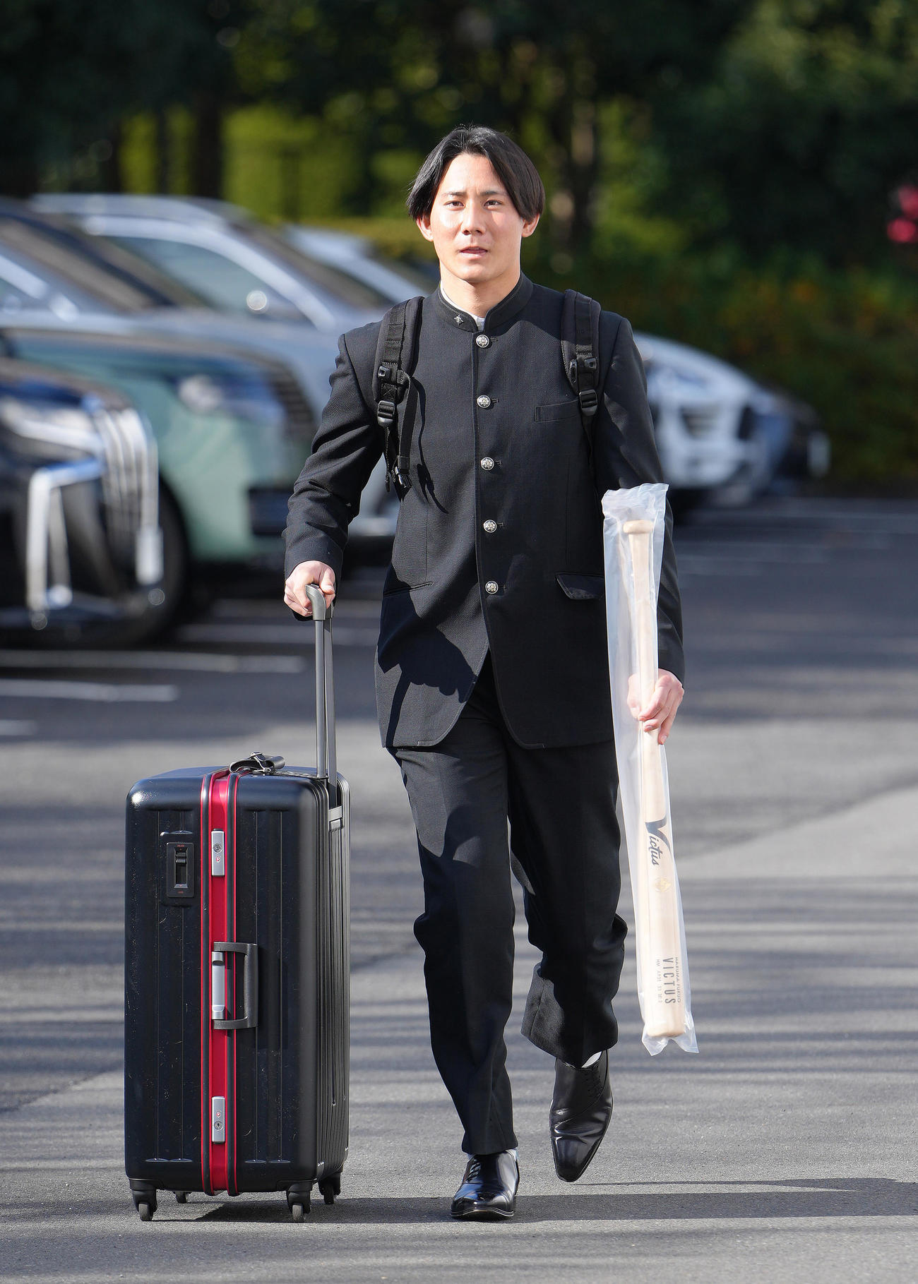 西武育成6位学法石川高・福尾はバットを手に入寮する（撮影・足立雅史）