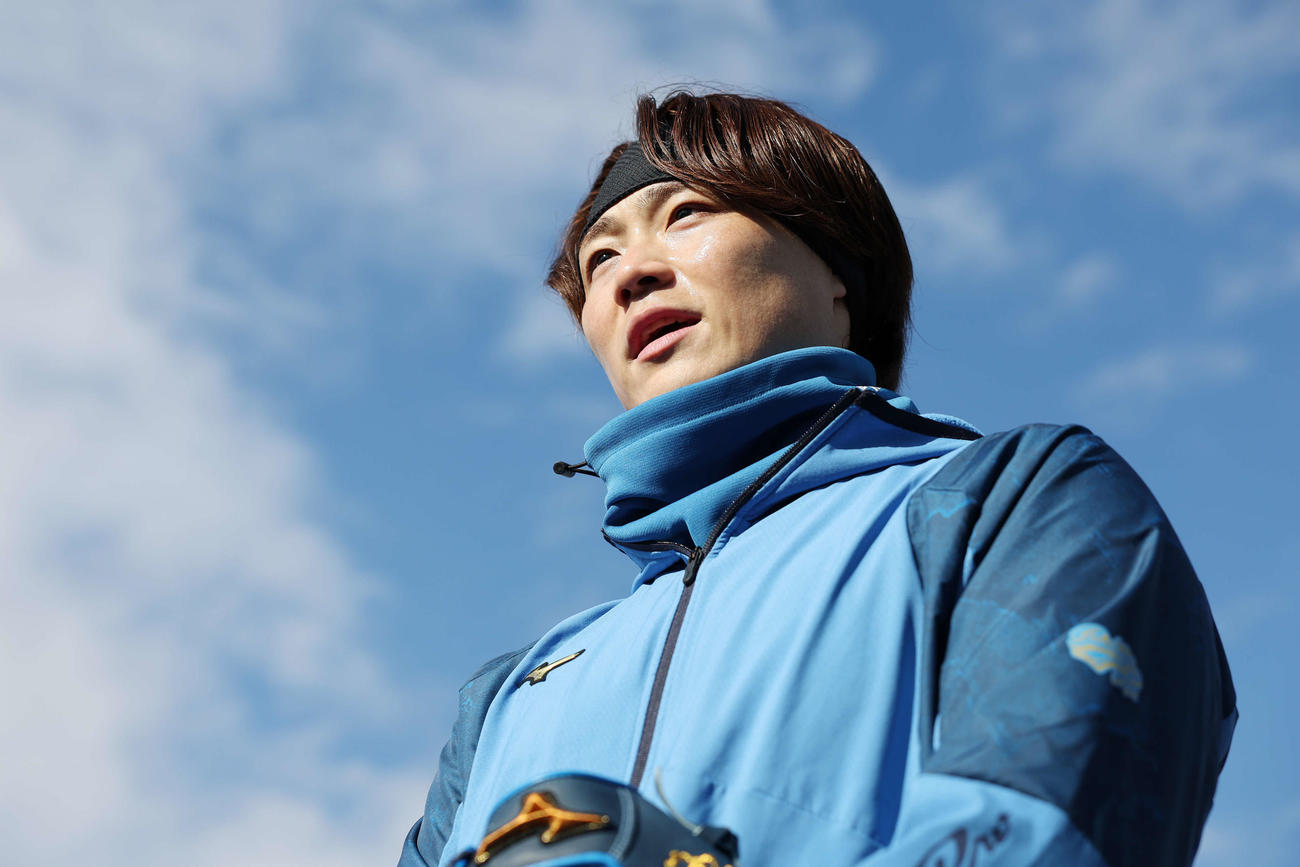 母校の日大三で自主トレを行った日本ハム山崎は記者の質問に答える（撮影・宮地輝）