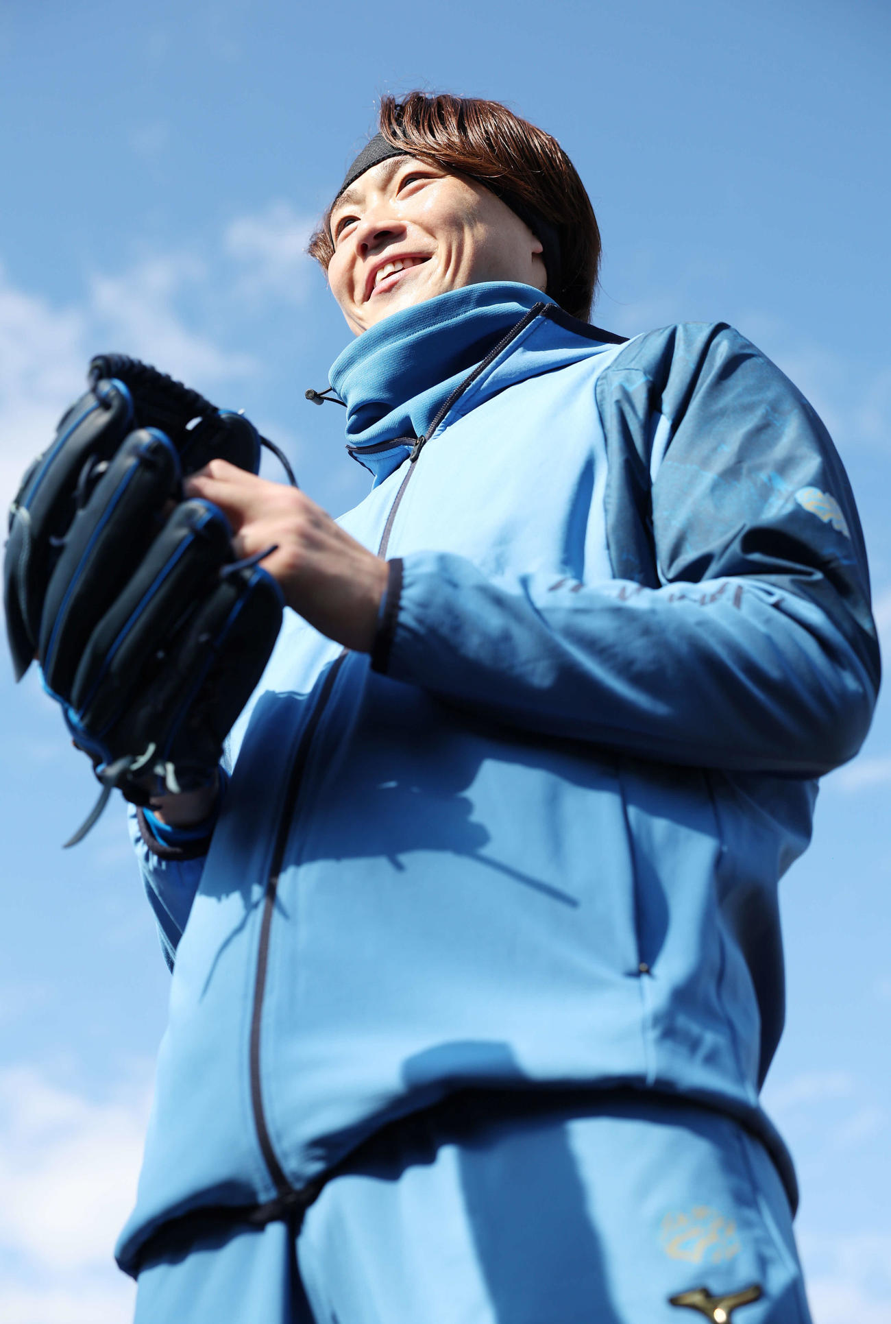 母校の日大三で自主トレを行った日本ハム山崎は笑顔で記者の質問に答える（撮影・宮地輝）