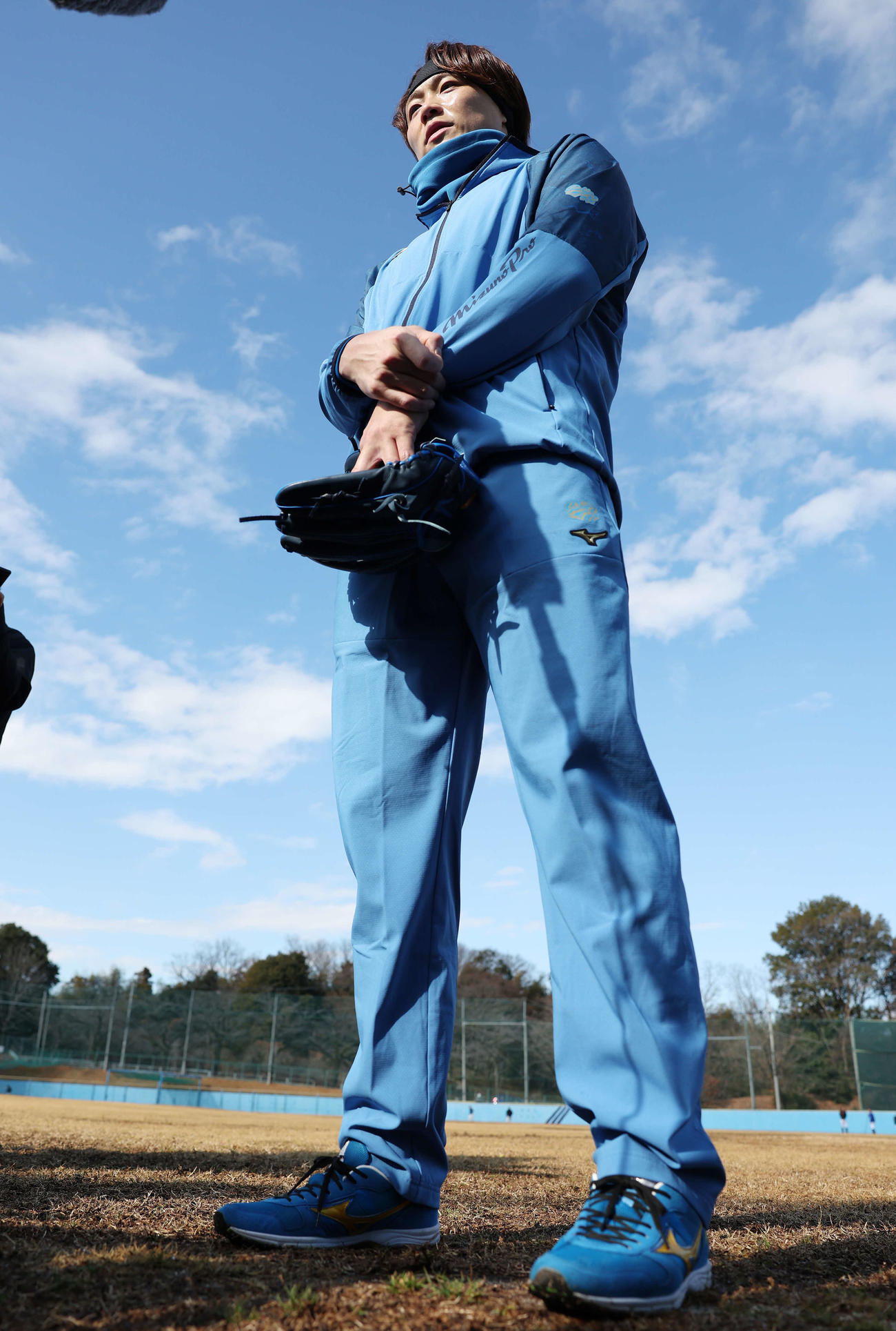 母校の日大三で自主トレを行った日本ハム山崎は記者の質問に答える（撮影・宮地輝）