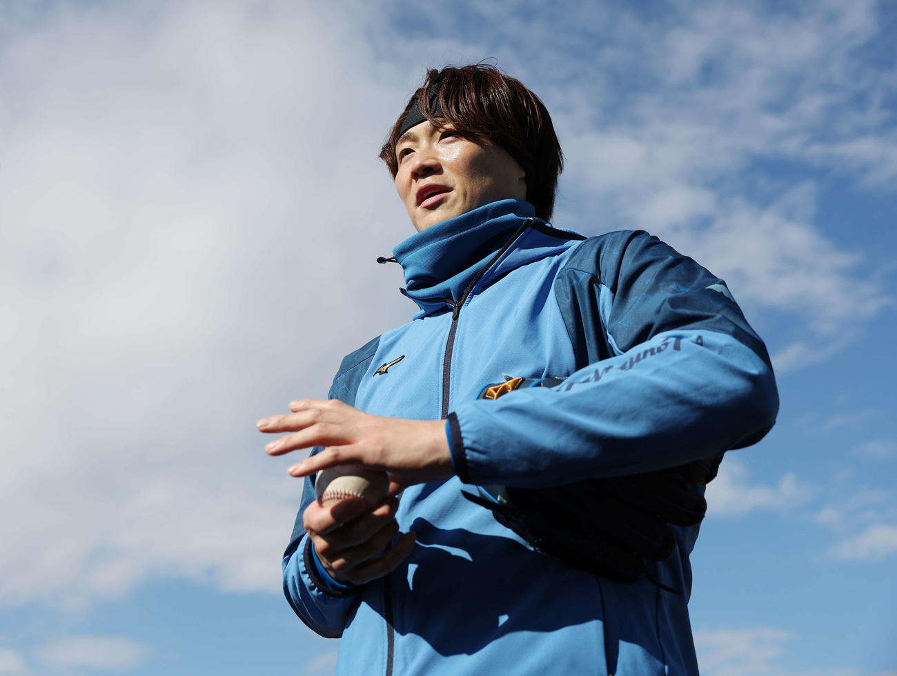 母校の日大三で自主トレを行った日本ハム山崎は記者の質問に答える（撮影・宮地輝）