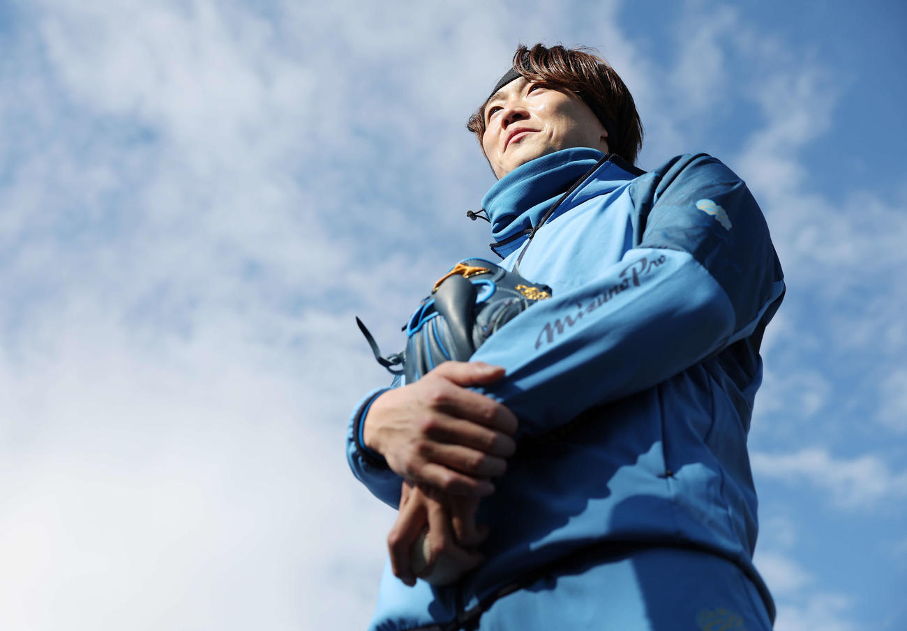 母校の日大三で自主トレを行った日本ハム山崎は記者の質問に答える（撮影・宮地輝）