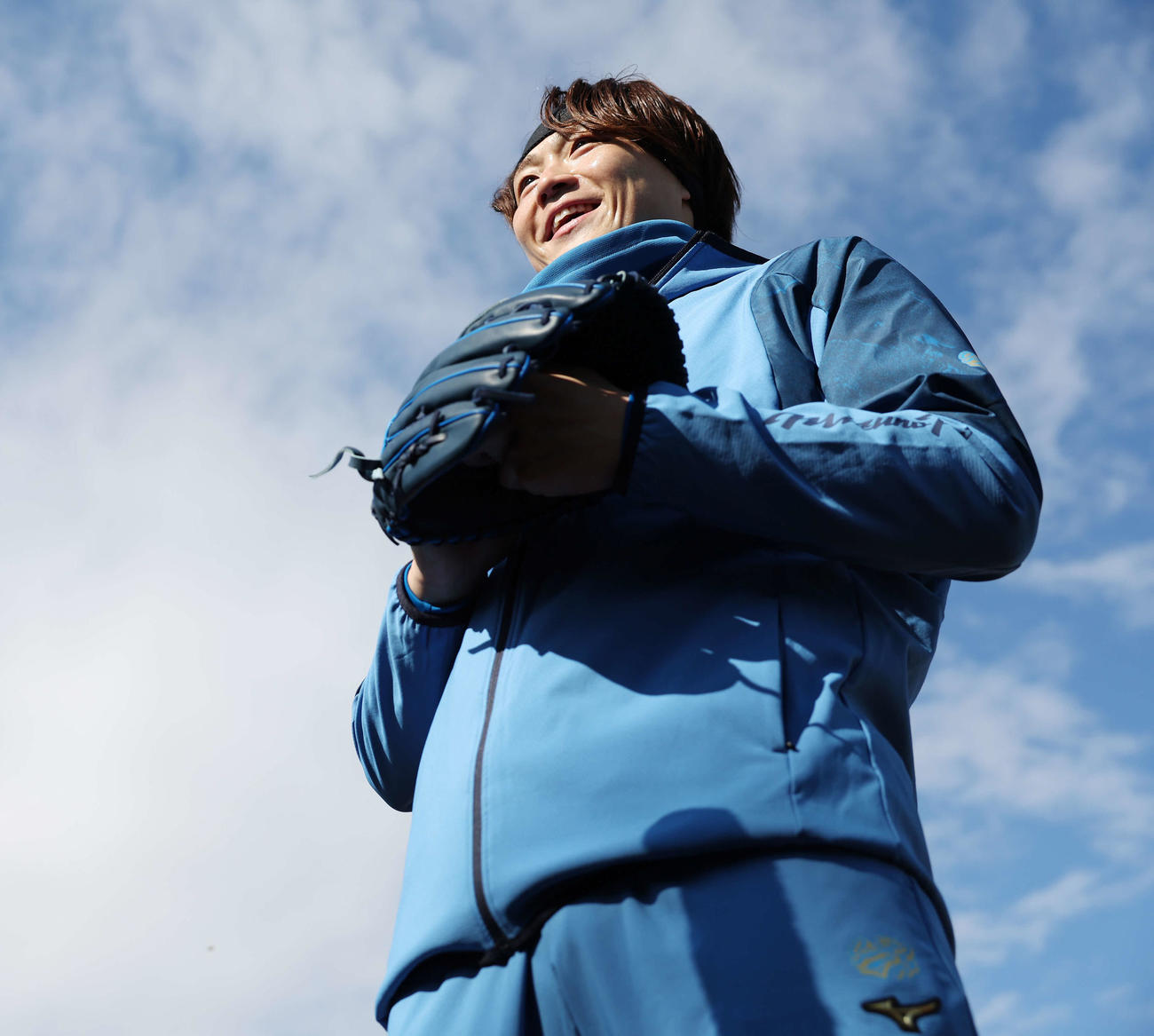 母校の日大三で自主トレを行った日本ハム山崎は笑顔で記者の質問に答える（撮影・宮地輝）