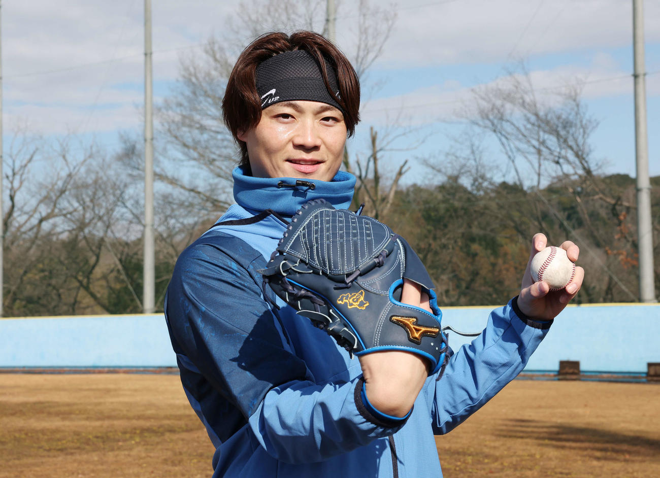 北海道が描かれたグラブを披露する日本ハム山崎（撮影・宮地輝）