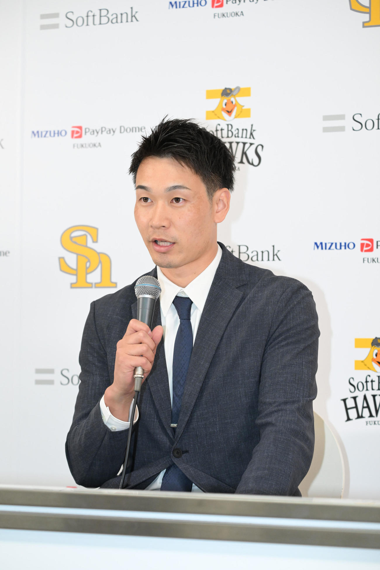 契約更改を終え会見に臨む武田（撮影・林敢治）