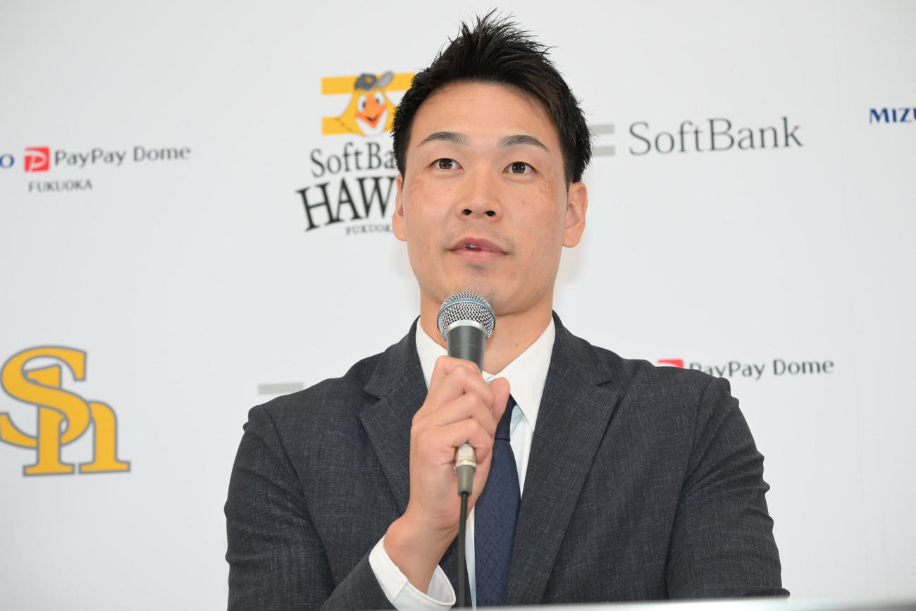 契約更改を終え会見に臨む武田（撮影・林敢治）