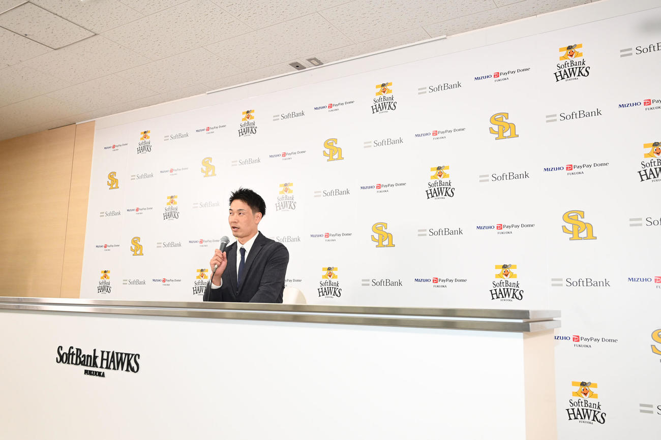 契約更改を終え会見に臨む武田（撮影・林敢治）
