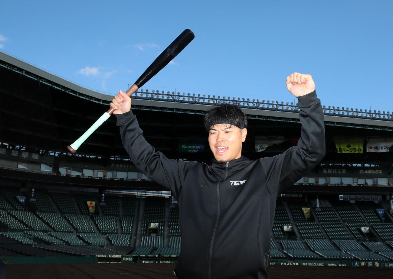 甲子園球場で自主トレを公開しバットを手に意気込みを見せる佐藤輝（撮影・加藤哉）