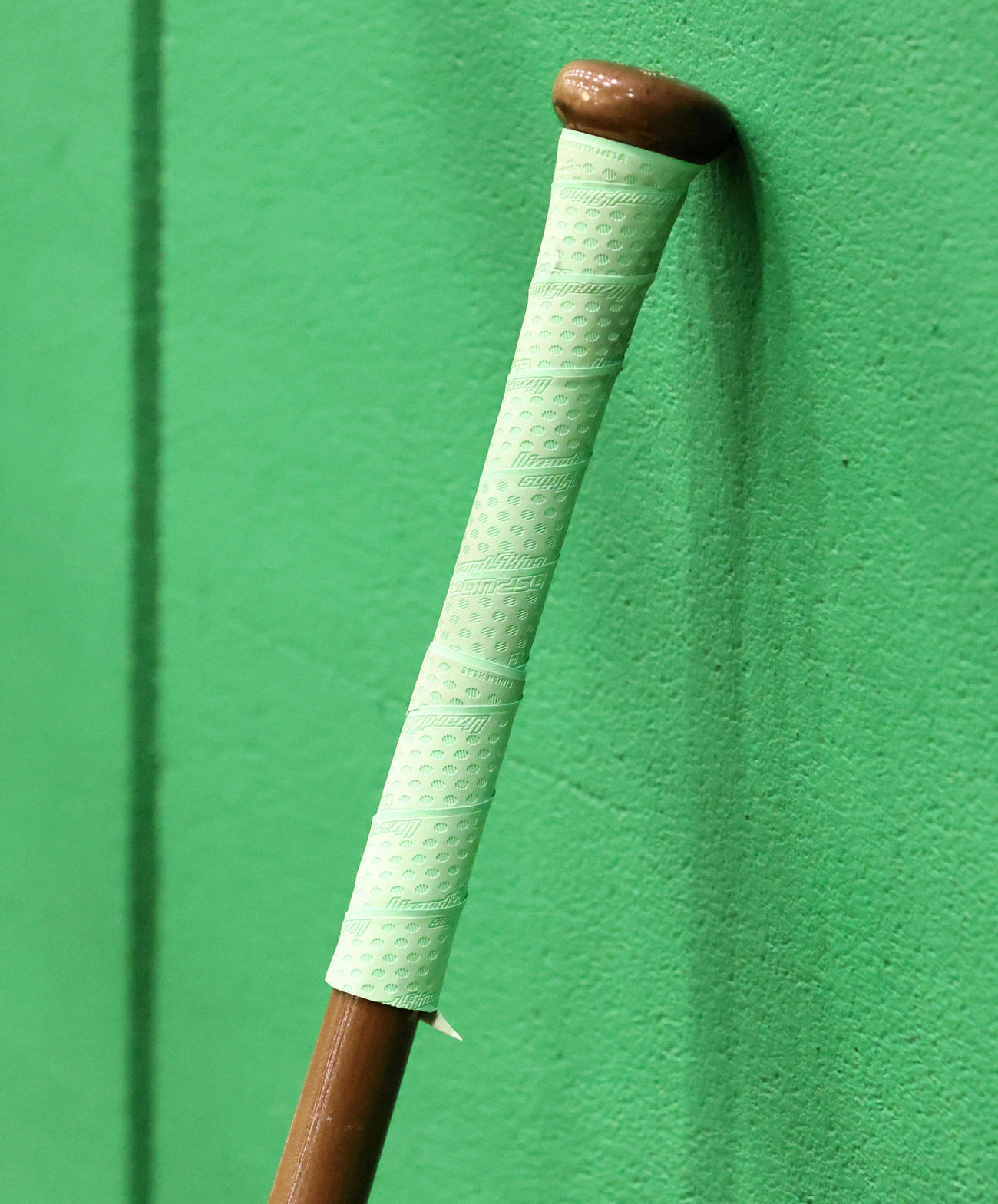 グリップにテーピングされた佐藤輝のバット（撮影・加藤哉）