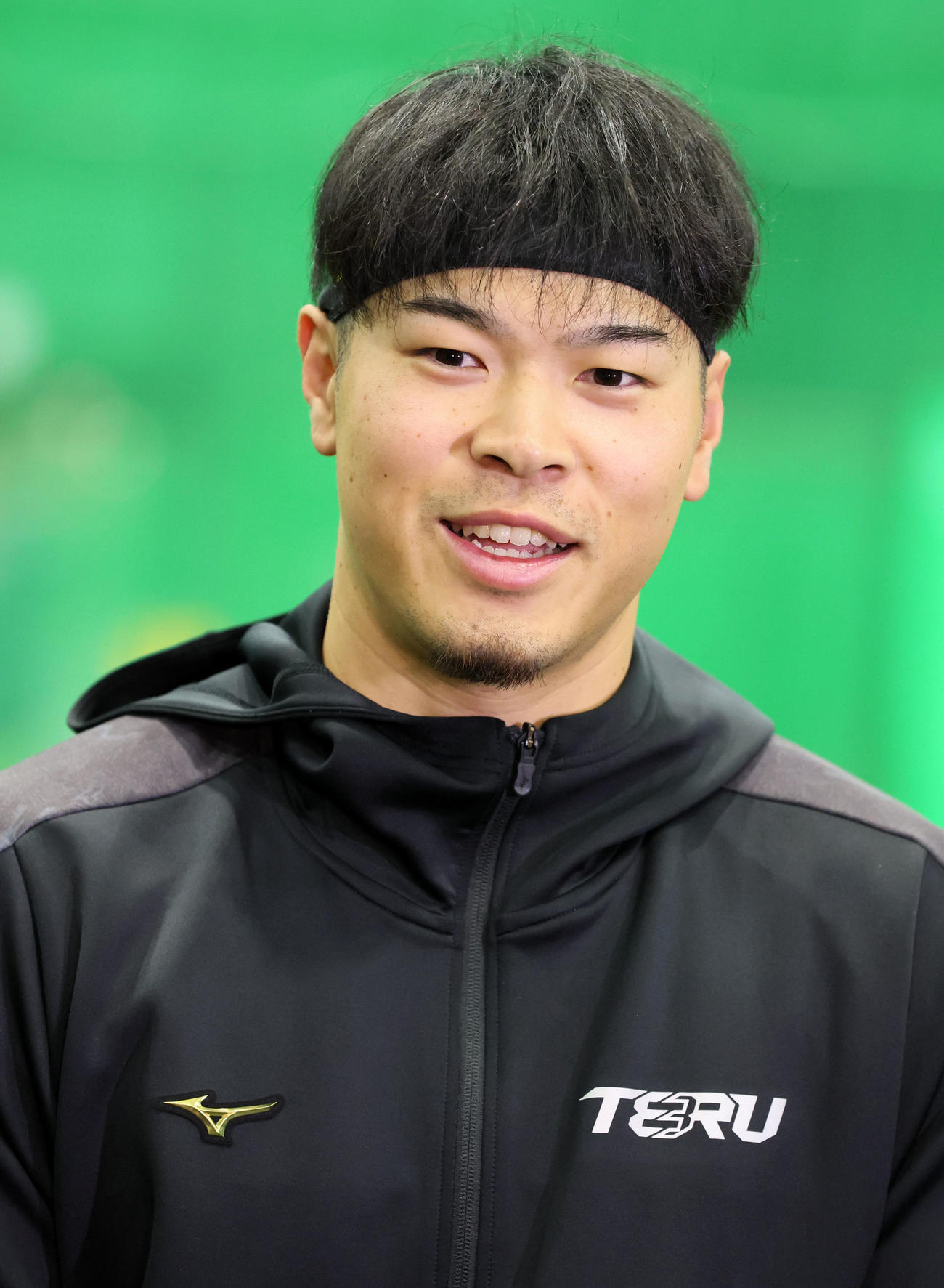 甲子園球場で自主トレを公開し記者の質問に答える佐藤輝（撮影・加藤哉）