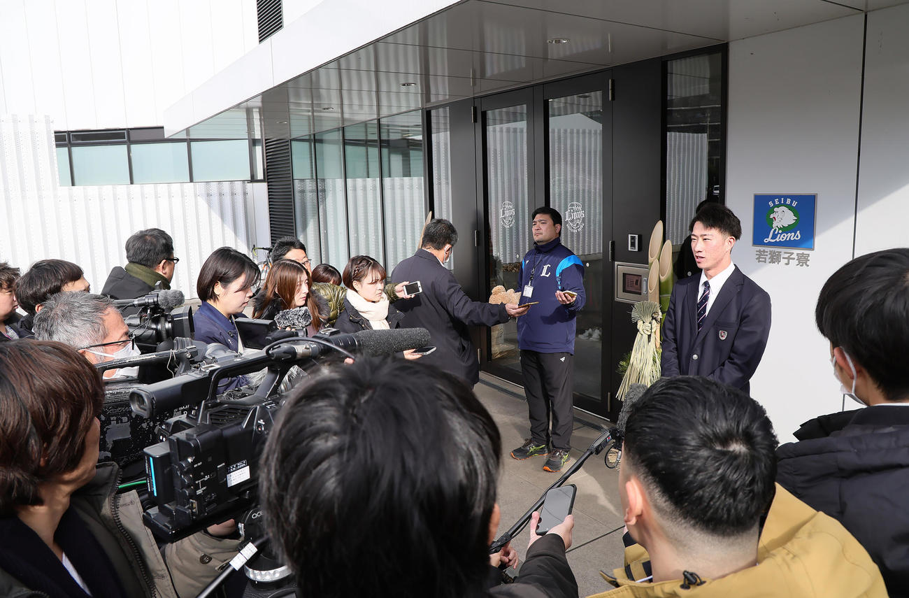 入寮し、多くの報道陣の前で取材に応じる西武ドラフト1位金沢高・斎藤（撮影・足立雅史）