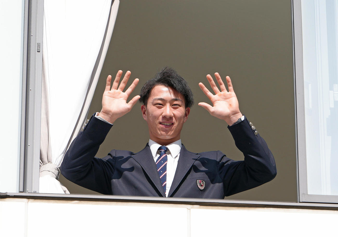入寮し、自室から笑顔で手を振る西武ドラフト1位金沢高・斎藤（撮影・足立雅史）