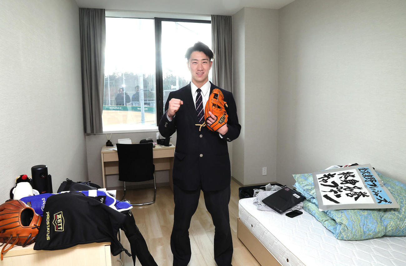 入寮し、自室で笑顔を見せる西武ドラフト1位金沢高・斎藤（撮影・足立雅史）