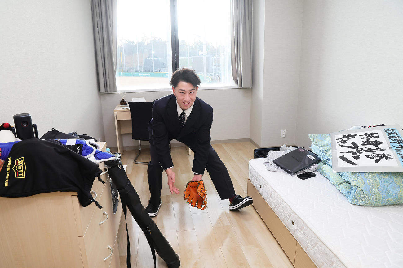 入寮し、自室で守備の構えを披露する西武ドラフト1位金沢高・斎藤（撮影・足立雅史）