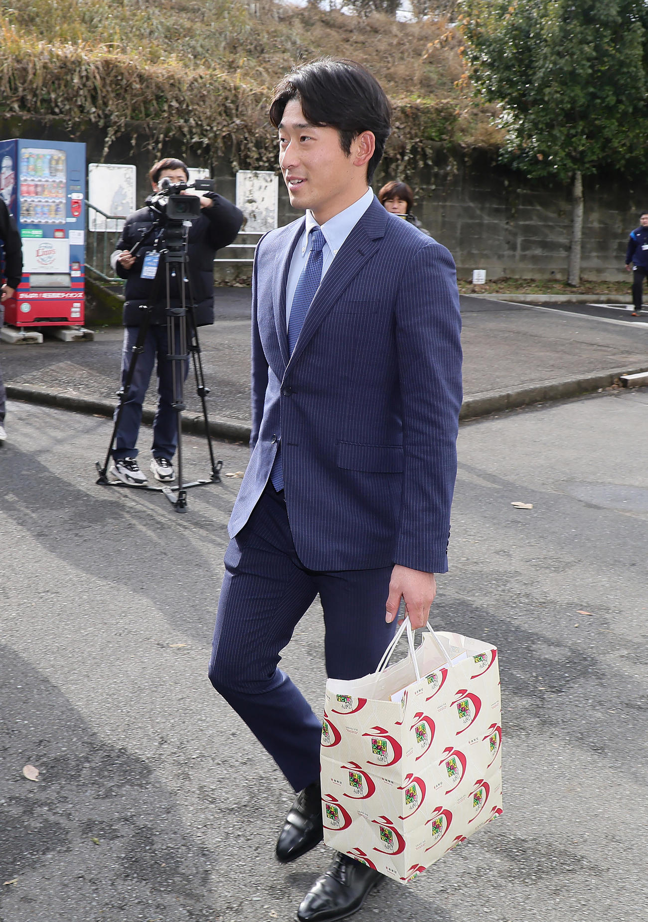 うなぎパイを持参し入寮する西武育成2位神奈川大・佐藤太（撮影・足立雅史）