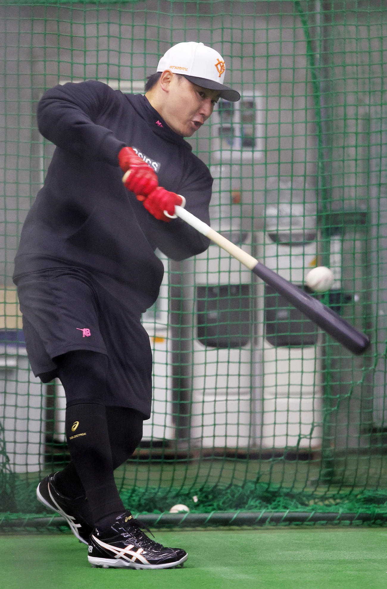 自主トレで打撃練習する巨人丸