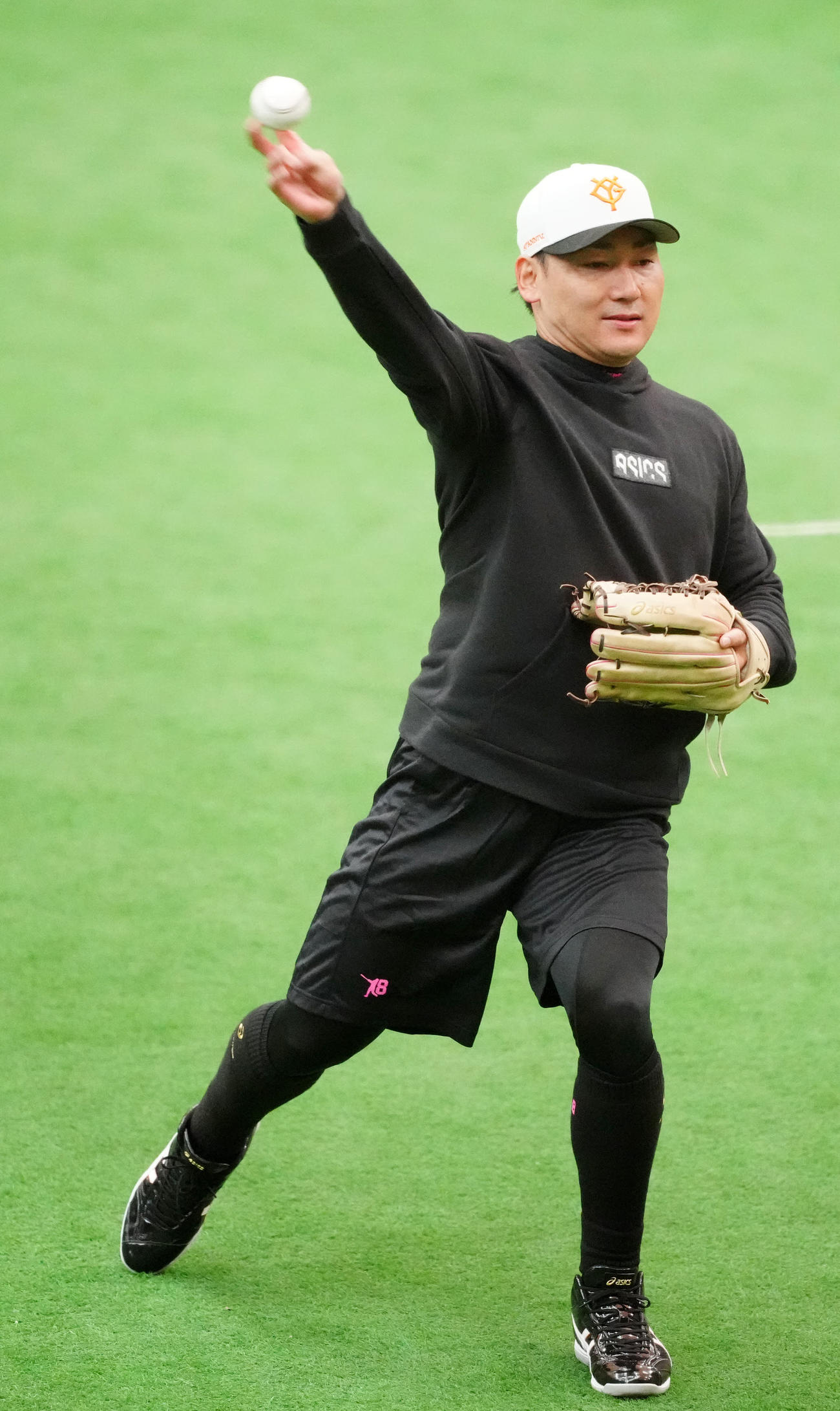 自主トレでキャッチボールする巨人丸（撮影・江口和貴）