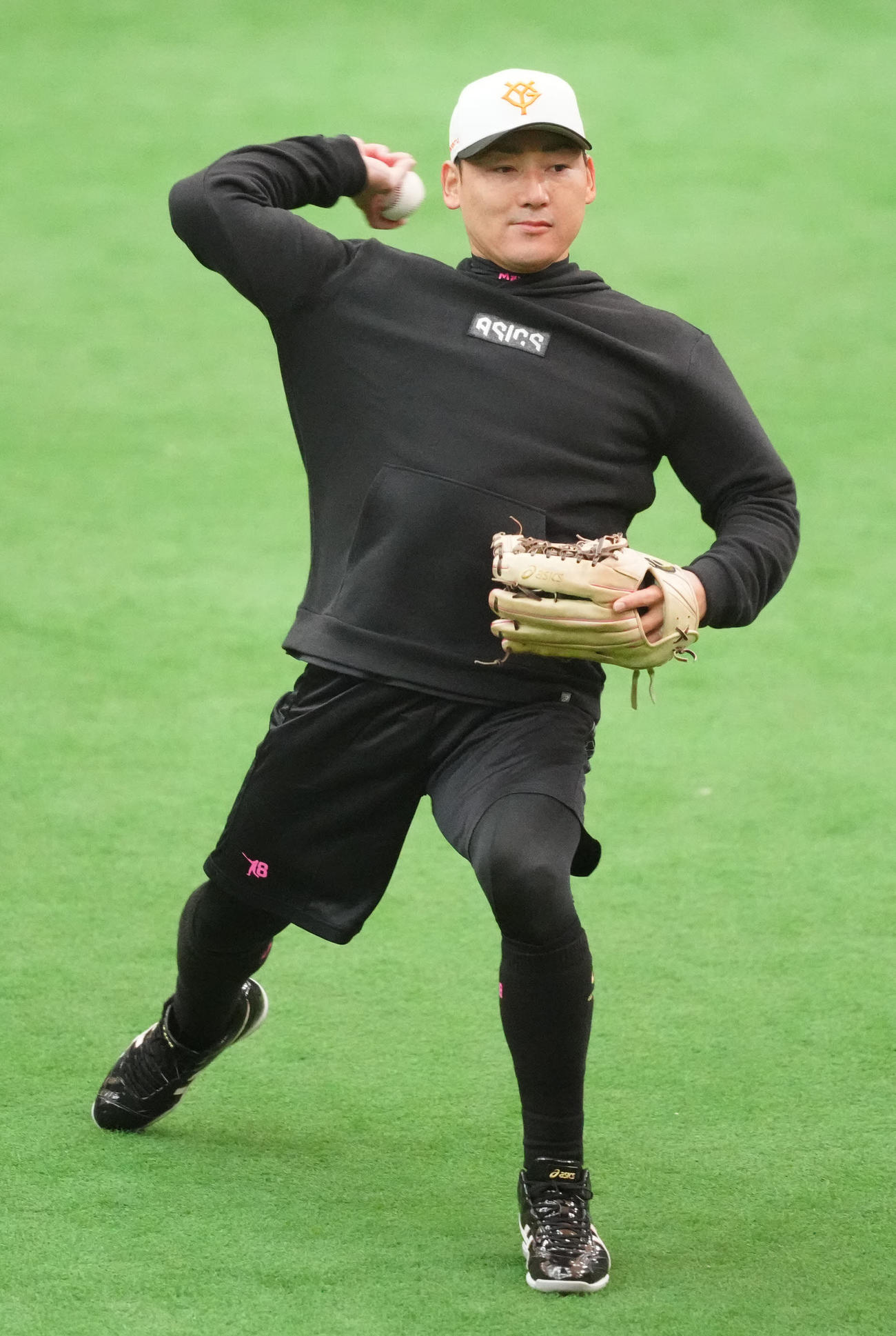 自主トレでキャッチボールする巨人丸（撮影・江口和貴）