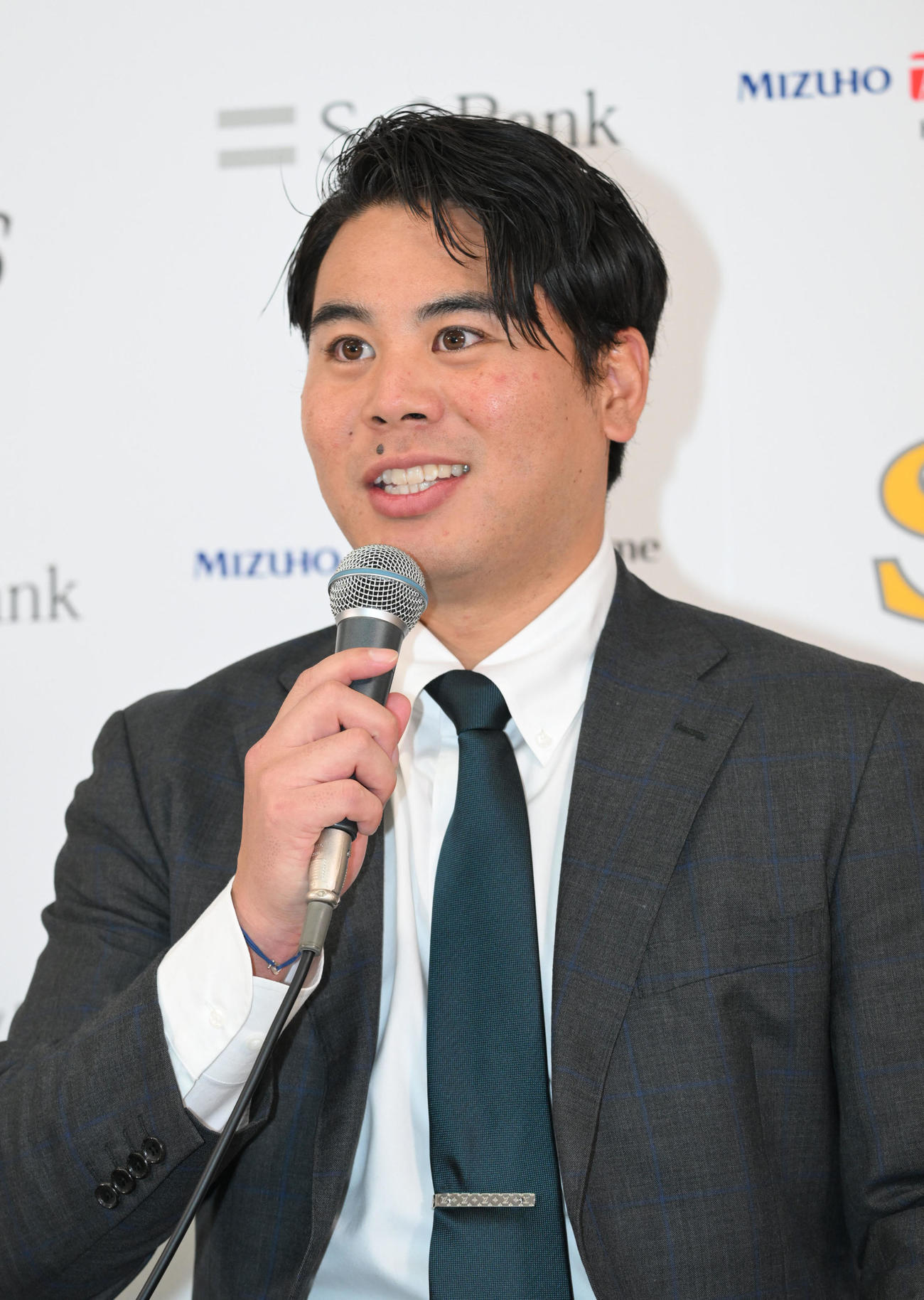 入団会見に臨む浜口（撮影・林敢治）