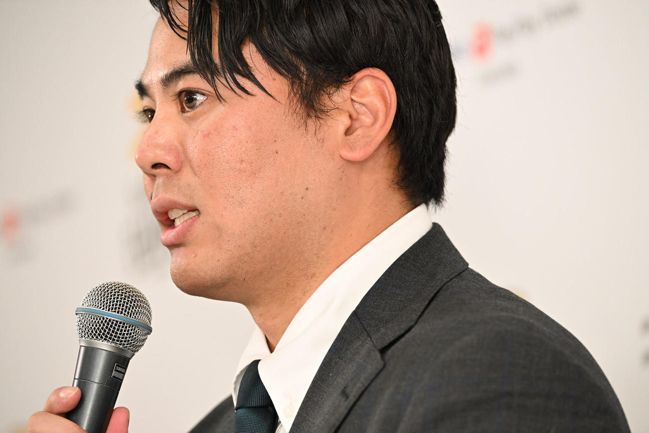 入団会見に臨む浜口（撮影・林敢治）