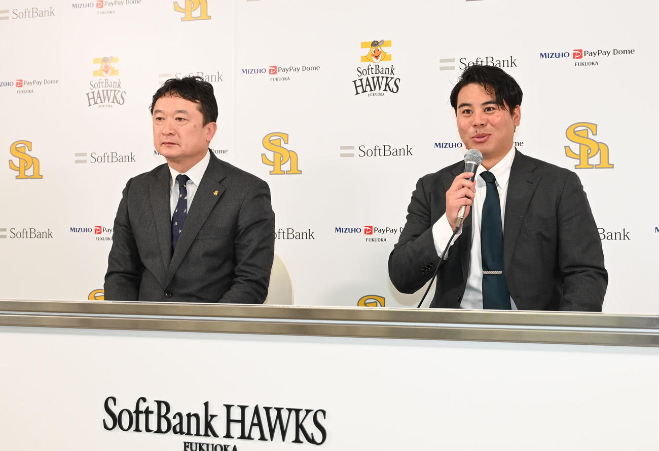 入団会見を行う浜口（右）と三笠GM（撮影・林敢治）